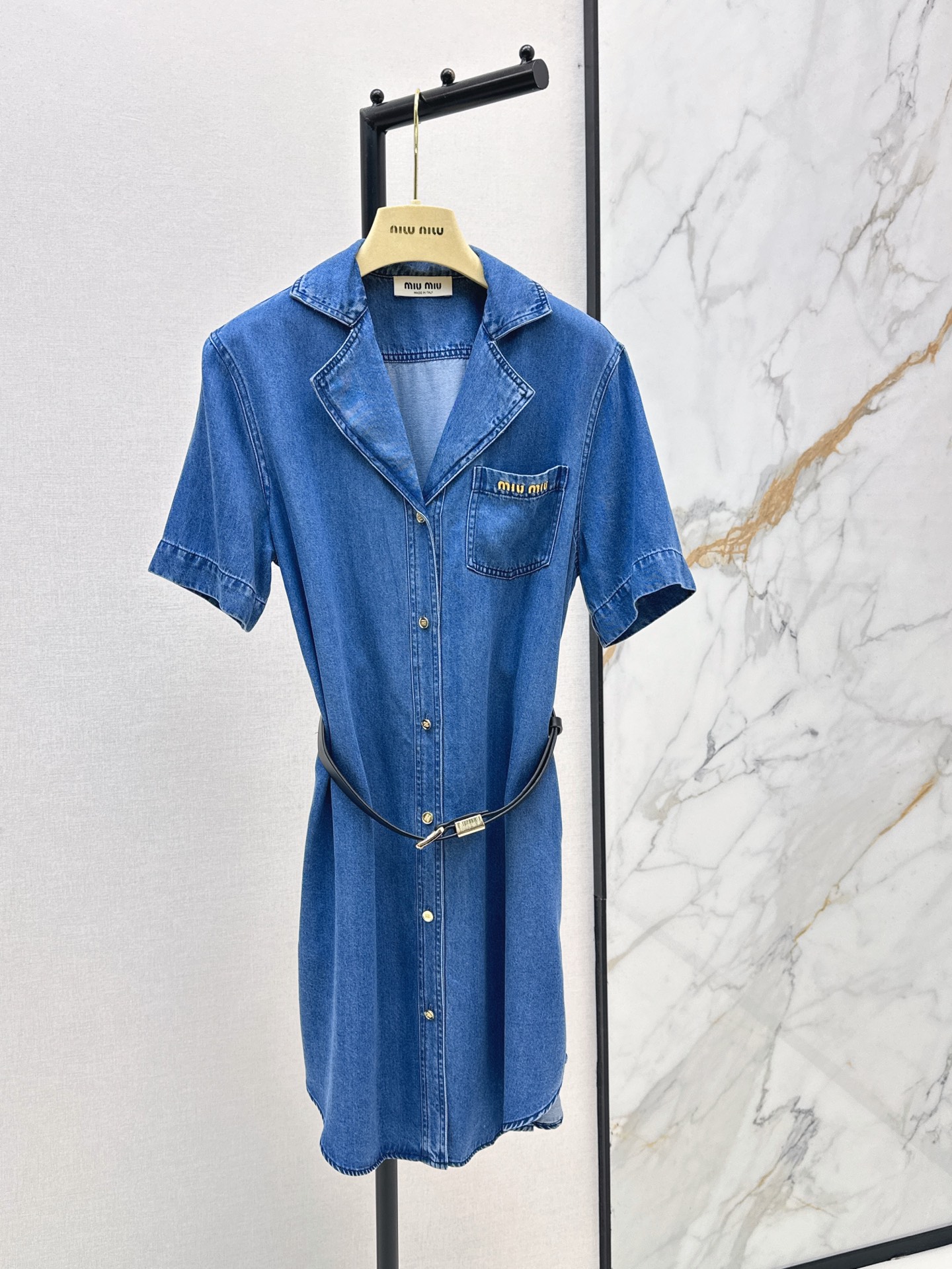 NO:871660,Miu 26Ss - the latest belt-embellished denim dress for spring and summer. Washed denim fabric. Lapel + short sleeve design. Simple retro. Metal buttons on the front. Adjustable black belt at the waist. Easily outline the waistline. Brand embroidery on the chest. The A-line skirt is loose and slim. It can be easily worn in daily or light formal occasions. It goes well with sports shoes or short boots. Two colors are available in stock. sml,, miumiu, boots, sneakers, skirts, T-shirt,19860909Miu 26Ss————春夏最新款腰带装饰牛仔连衣裙 水洗牛仔面料 翻领+短袖设计 简约复古 正面金属纽扣 腰部黑色腰带可调节 轻松勾勒腰线 胸前品牌刺绣 A字裙摆宽松显瘦 日常或轻正式场合都能轻松驾驭 搭配运动鞋或短靴都很出彩 两色现货发售sml,,miumiu,boots,sneakers,skirts,T-shirt,,Women's clothing