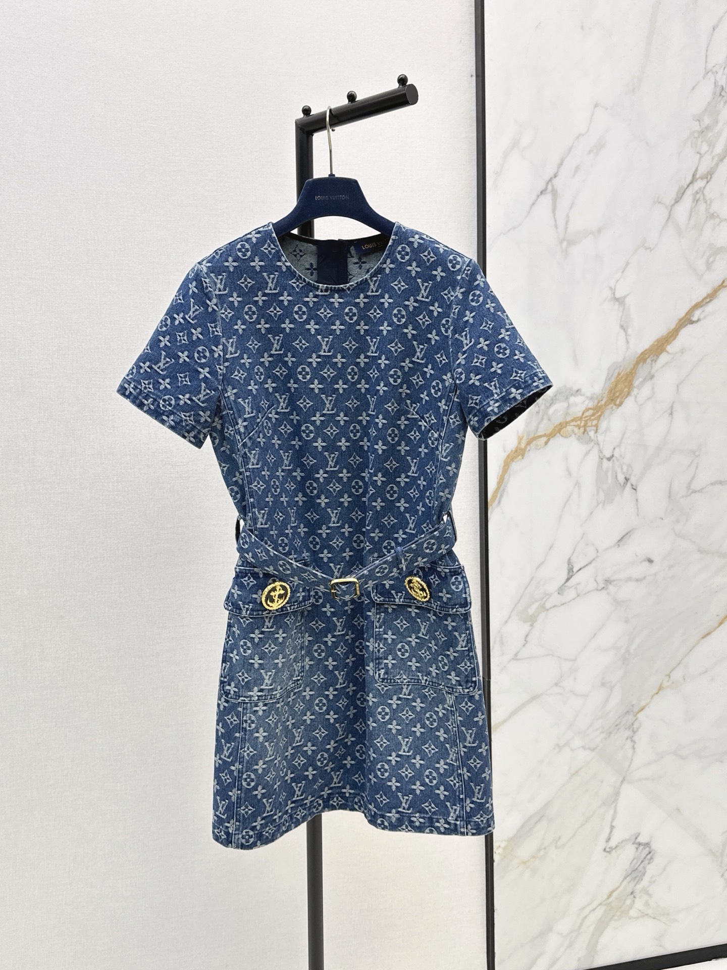 NO:871590,L's 26Ss————The latest presbyopic denim dress for spring and summer. Super fashionable. The upper body is cool and sassy with a unique color tone. The texture is delicate and the cotton feels natural. It has a muscular feel. Super beautiful. One color ready for sale sml,, louis vuitton, skirts,19860909L家 26Ss————春夏最新款老花牛仔连衣裙 超时髦 个性色调上身又酷又飒爽 纹理细腻 棉感自然 有筋骨感 超级漂亮 一色现货发售sml,,louis vuitton,skirts,,Women's clothing