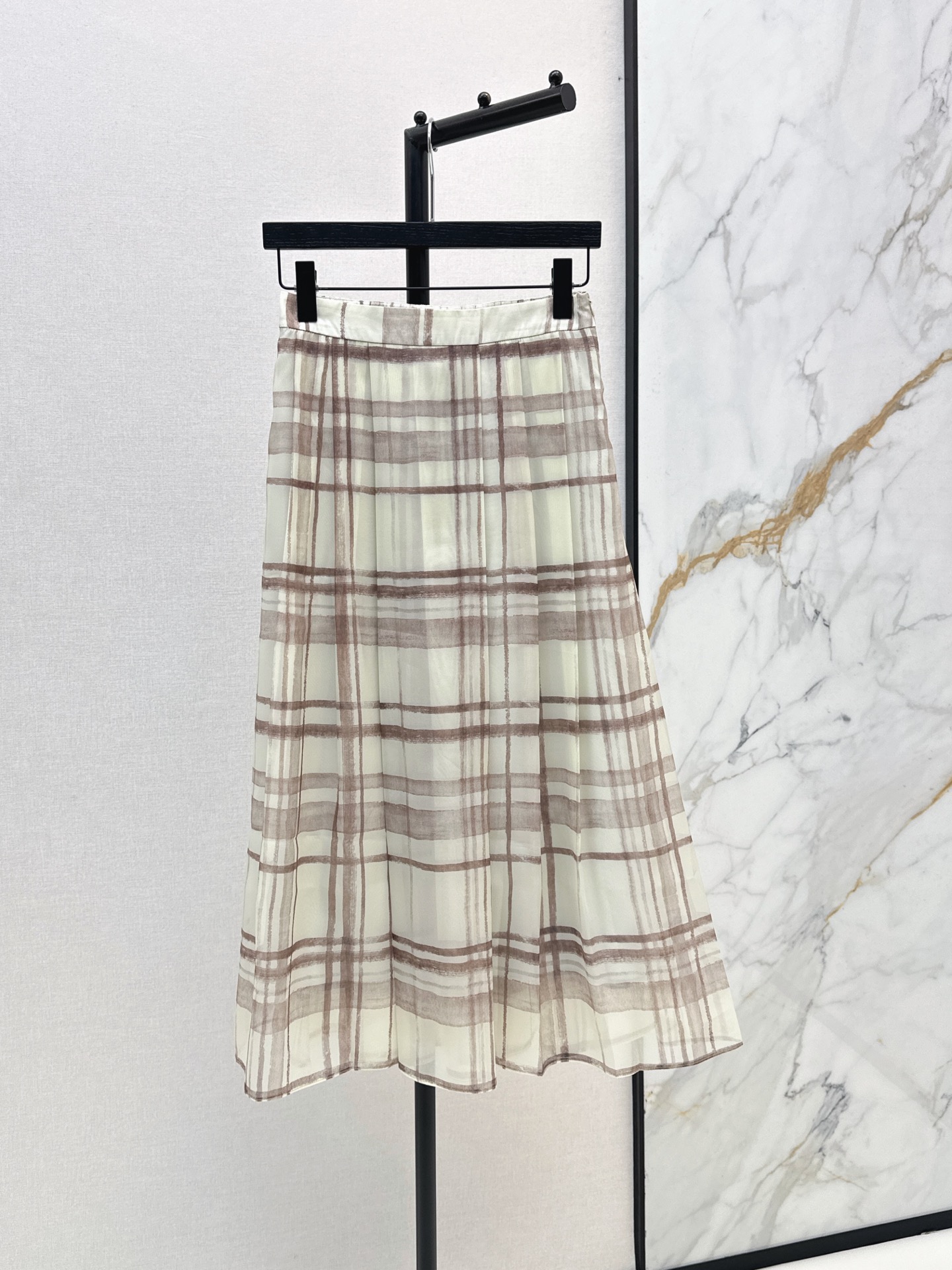 NO:871598,Old money style outfit Bc 26Ss————The latest style of Bai Fumei must-have for spring and summer. Long skirt with pleated pattern and pleated design. Elegant plaid pattern. Italian luxury and high-end feel. Georgette chiffon fabric has light and elegant texture. Breathable and comfortable. Artistic tones. Romantic summer upper body to reduce age. Classic version is fashionable and high-end. Bai Fumei must-have artifacts are versatile and easy to match. One color ready for sale sml,,skirts,19860909老钱风穿搭 Bc 26Ss————春夏最新款白富美必入度假风格纹长半裙压褶设计优雅格纹图案意式奢华高级感 乔其雪纺面料质感轻盈飘逸 透气舒适 艺术色调浪漫夏日上身减龄绝绝子 经典版型时髦又高级 白富美必备神器百搭不挑人 一色现货发售sml,,skirts,,Women's clothing