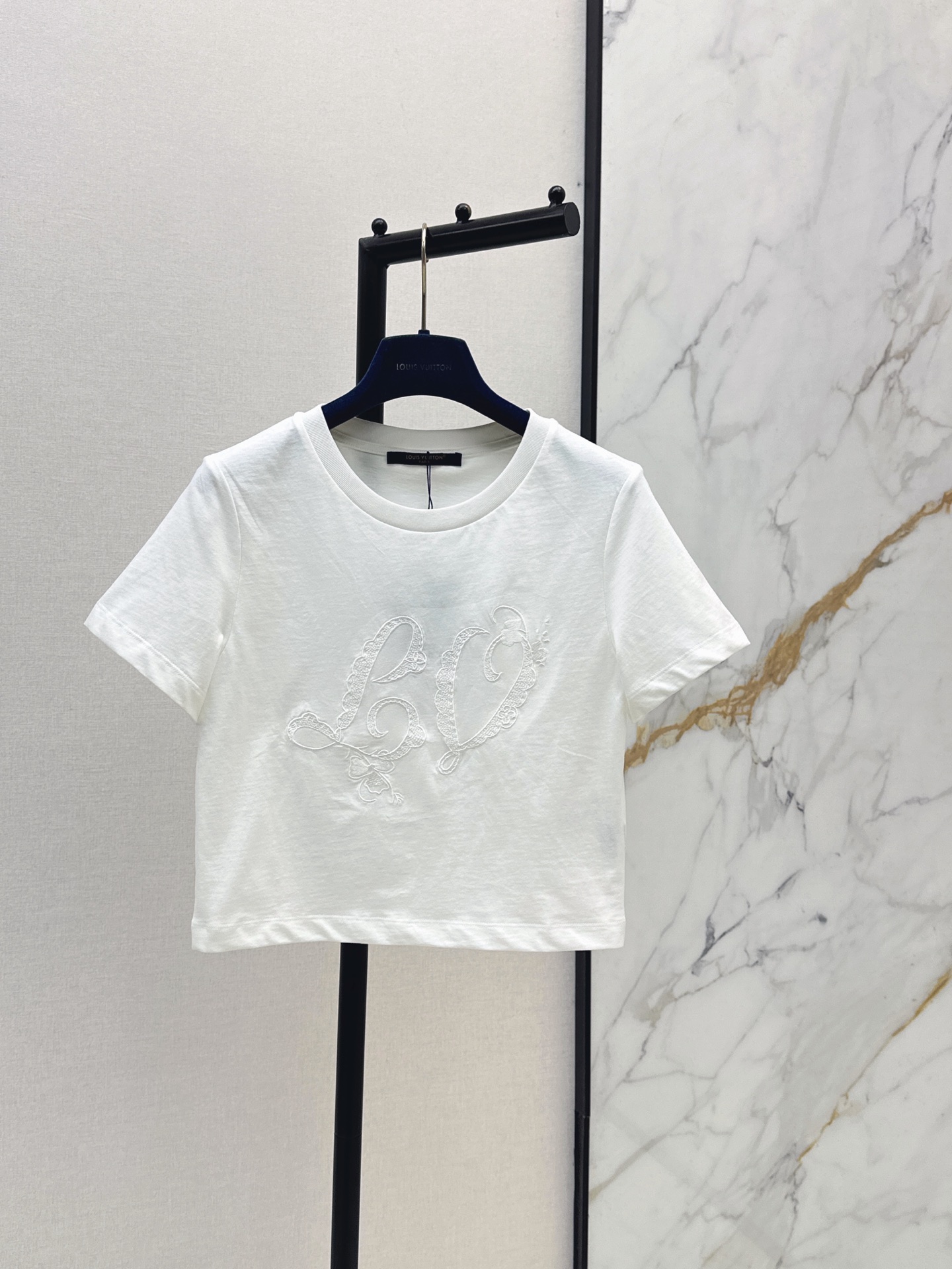 NO:871606,L Family 26Ss————The latest spring and summer slim-fitting, short and versatile casual T-shirt. The density is very high and the feel is super good. It is really a hard-working one. The details are perfect. The regular version. The upper body is not picky at all. It is simple and generous. The same color is available in stock. SML, Louis Vuitton, Tees, T-shirt,19860909L家 26Ss————春夏最新款修身小短款百搭休闲T恤密度很高手感超好 真的费劲心血的一款 细节完美 常规版型 上身完全不挑人简单大方 一色现货发售sml,,louis vuitton,tees，t-shirt,,Women's clothing