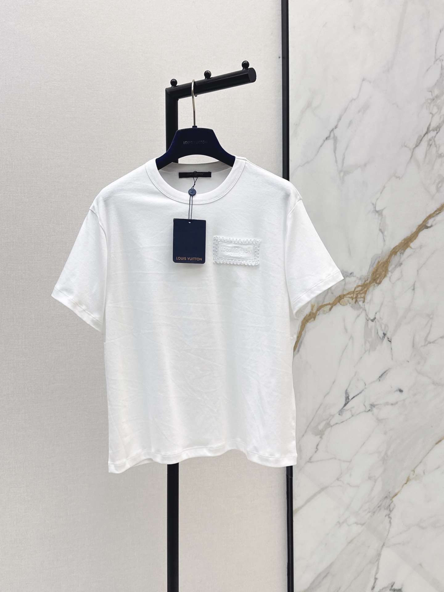 NO:871613,L Family 26Ss————The latest versatile casual T-shirt for spring and summer. It has a high density and feels great. It is a really hard-working one. The details are perfect. The regular version is not picky at all. It is simple and generous. The same color is available in stock. SML, Louis Vuitton, Tees, T-shirt,19860909L家 26Ss————春夏最新款百搭休闲T恤密度很高手感超好 真的费劲心血的一款 细节完美 常规版型 上身完全不挑人简单大方 一色现货发售sml,,louis vuitton,tees，t-shirt,,Women's clothing