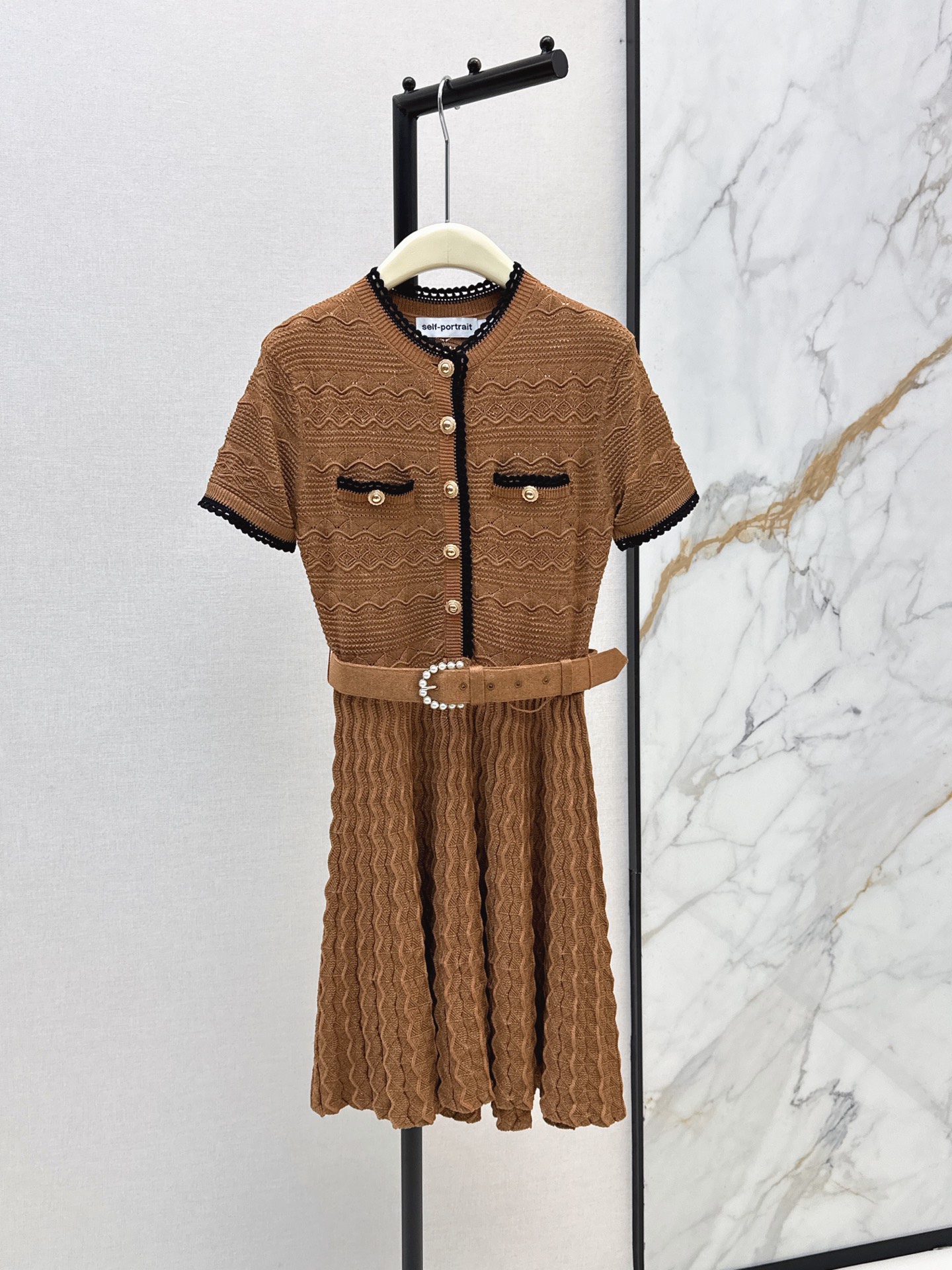NO:871621,SP 26Ss————The latest contrasting knitted dress for spring and summer, light brown tone + black contrasting trim, full of elegant retro temperament, vertical wave pick knitting, three-dimensional pleated texture, light and breathable, metal button decorative pockets, exquisite details, waist design to outline the figure, skirt naturally drape, can be easily used for commuting or formal occasions, ready for sale in one color, sml,,skirts,19860909SP 26Ss————春夏最新款撞色针织连衣裙浅棕色调+黑色撞色饰边 优雅复古气质满分 竖向波浪挑孔针织 立体褶皱肌理 轻盈透气 金属纽扣装饰口袋 细节精致 收腰设计勾勒身形 裙摆自然垂坠 通勤或正式场合都能轻松驾驭 一色现货发售sml,,skirts,,Women's clothing
