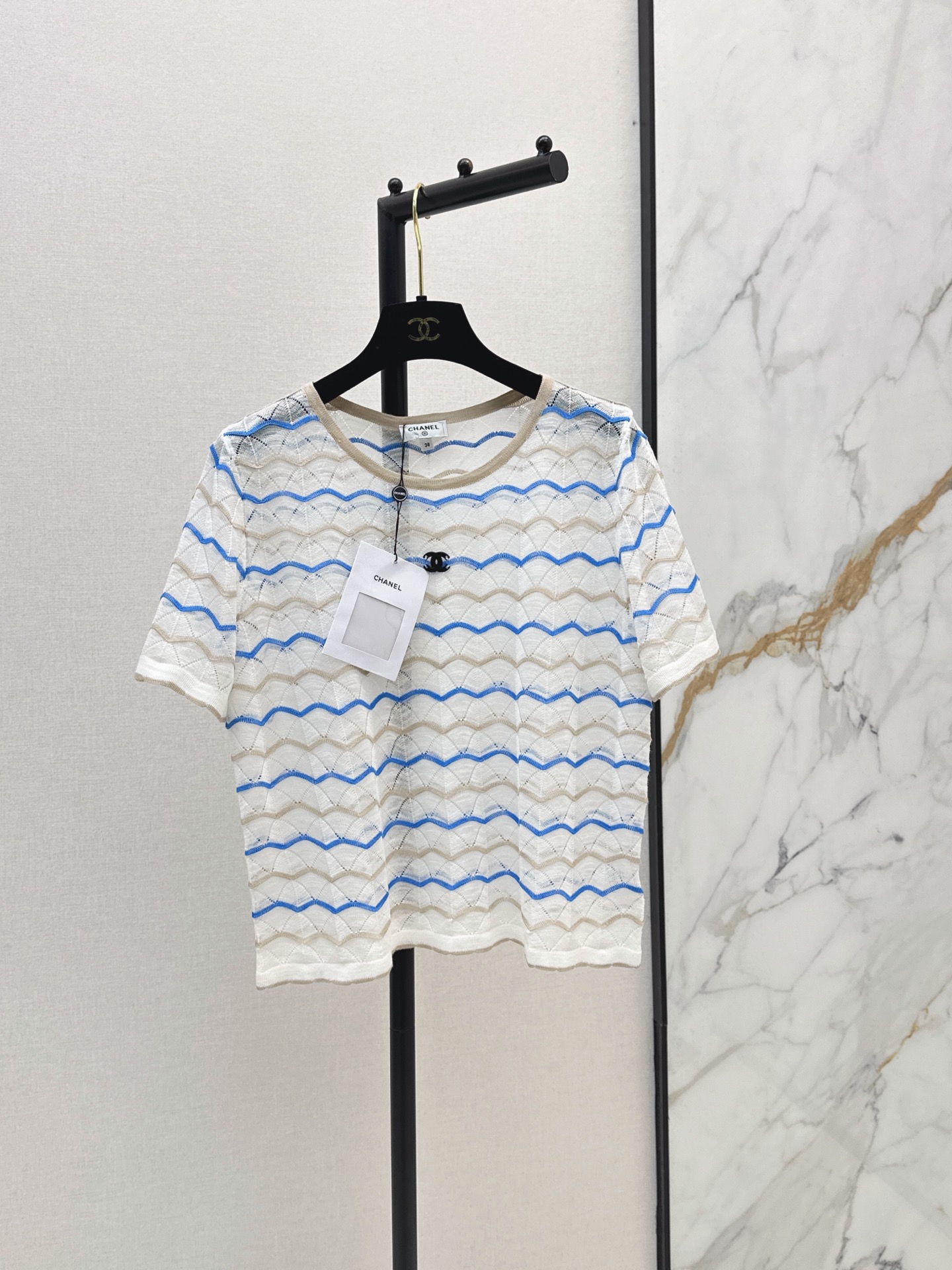 NO:871629,C Home 26Ss————The latest wavy knitted short-sleeved colorful stripes for spring and summer are fresh and lively. Double C embellishment on the chest. Hollow crochet craftsmanship. Breathable and light. Super comfortable to wear in spring and summer. Round neck short-sleeved design. Versatile for daily leisure or vacation. It goes well with skirts or loose pants. Two colors are available for sale in sml, chanel, skirts, and T-shirts.19860909C家 26Ss————春夏最新款波浪纹针织短袖彩色条纹清新又活泼 胸前双C点缀 镂空钩织工艺 透气轻盈 春夏穿超舒服 圆领短袖设计 日常休闲或度假都很百搭 随手搭裙装或宽松裤都很出彩 两色现货发售sml,,chanel,skirts,T-shirt,,Women's clothing