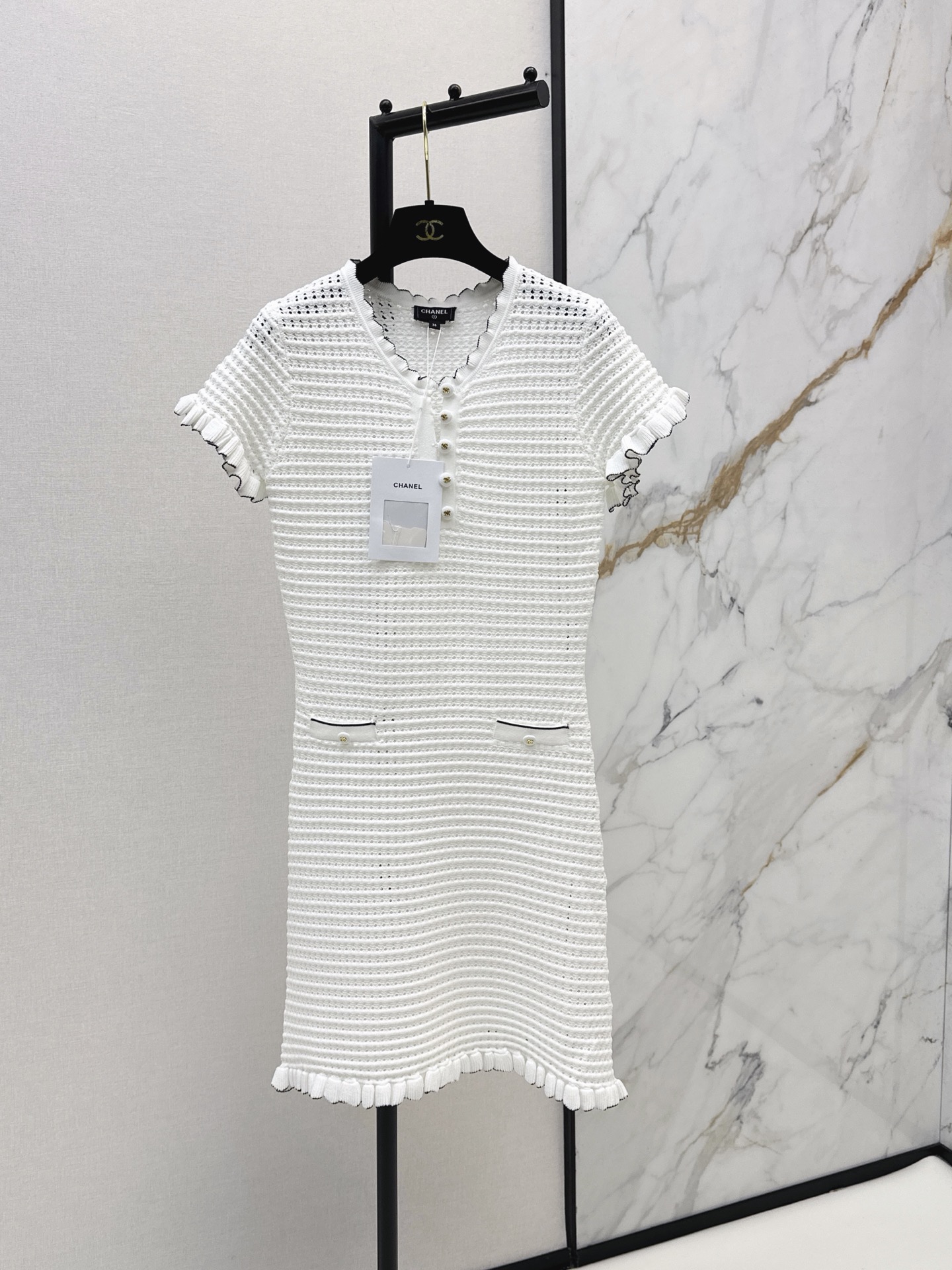NO:871657,C Home 26Ss————The latest three-dimensional hollow knitted dress for spring and summer. A retro style skirt with a high-end elegance. It can meet various daily needs. The style is really timeless and timeless. Two colors are available for sale now: sml, chanel, skirts,19860909C家 26Ss————春夏最新款立体镂空针织连衣裙 一股复古的小香风气质裙子 自带高级的优雅气质 满足日常各种需求的穿搭 小香风真的特别耐看不过时 两色现货发售sml,,chanel,skirts,,Women's clothing