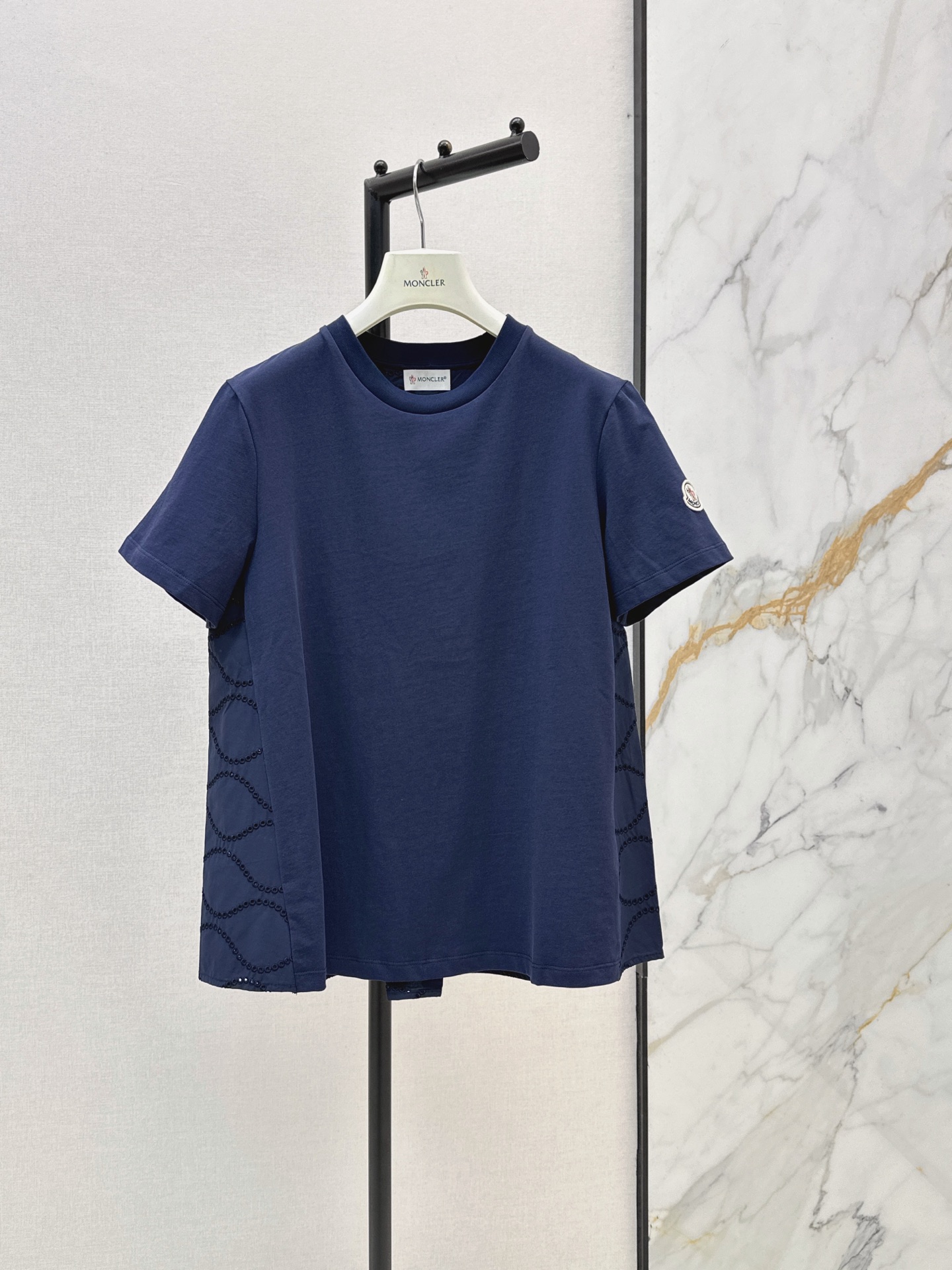 NO:871707,Mc 26Ss——————The latest spring and summer T-shirt with embroidery on the back, a clean and basic model with a low-key and high-end feel. Suitable for commuting and daily outings. Extremely versatile. A must-have for summer wardrobe. It looks good with denim skirts and casual pants. Available in three colors: sml, skirts, tees, and t-shirts.19860909Mc 26Ss—————春夏最新款后背拼接刺绣T恤干净利落的基础款 自带低调高级感 通勤、日常出游穿都合适 百搭到封神 夏天衣柜刚需款 随便搭牛仔半身裙休闲裤都好看 三色现货发售sml,,skirts,tees，t-shirt,,Women's clothing