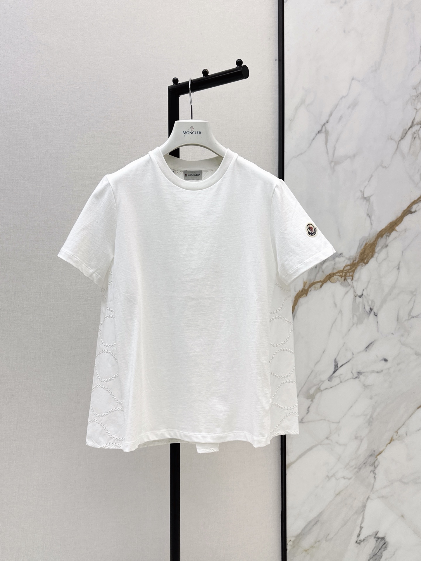NO:871714,Mc 26Ss——————The latest spring and summer T-shirt with embroidery on the back, a clean and basic model with a low-key and high-end feel. Suitable for commuting and daily outings. Extremely versatile. A must-have for summer wardrobe. It looks good with denim skirts and casual pants. Available in three colors: sml, skirts, tees, and t-shirts.19860909Mc 26Ss—————春夏最新款后背拼接刺绣T恤干净利落的基础款 自带低调高级感 通勤、日常出游穿都合适 百搭到封神 夏天衣柜刚需款 随便搭牛仔半身裙休闲裤都好看 三色现货发售sml,,skirts,tees，t-shirt,,Women's clothing