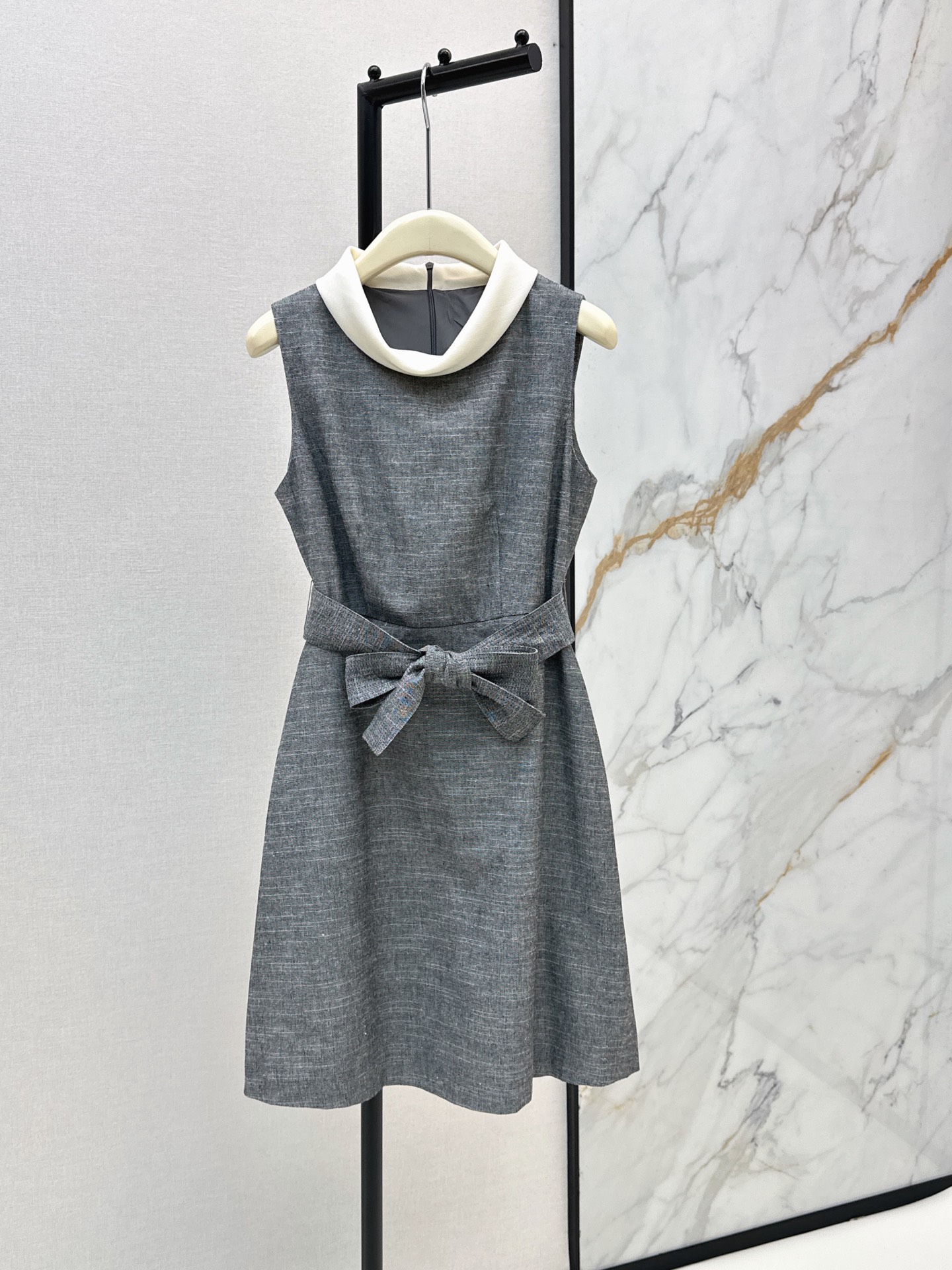 NO:871722,Fashionable niche design 26Ss————The latest French Hepburn style stand-up collar belt dress for spring and summer. It has the perfect feeling of being a pretty girl. It can be sweet or salty to reduce the age of the girl. The sleeveless vest style with white contrasting lapels instantly brightens the overall look. The high-waisted bow belt design accurately tightens the waistline and optimizes the body proportions. The texture of the customized fabric is awesome. It is very practical and can be worn for daily commuting. One color ready for sale smlxl,,skirts,19860909时髦小众设计 26Ss————春夏最新款法式赫本风立领腰带连衣裙 妥妥的娇俏千金感 可甜可盐减龄少女风 无袖背心款搭配白色撞色翻领瞬间提亮整体造型 高腰蝴蝶结腰带设计精准收束腰线优化身材比例 定制面料质感超赞 实穿度非常高日常通勤皆可 一色现货发售smlxl,,skirts,,Women's clothing