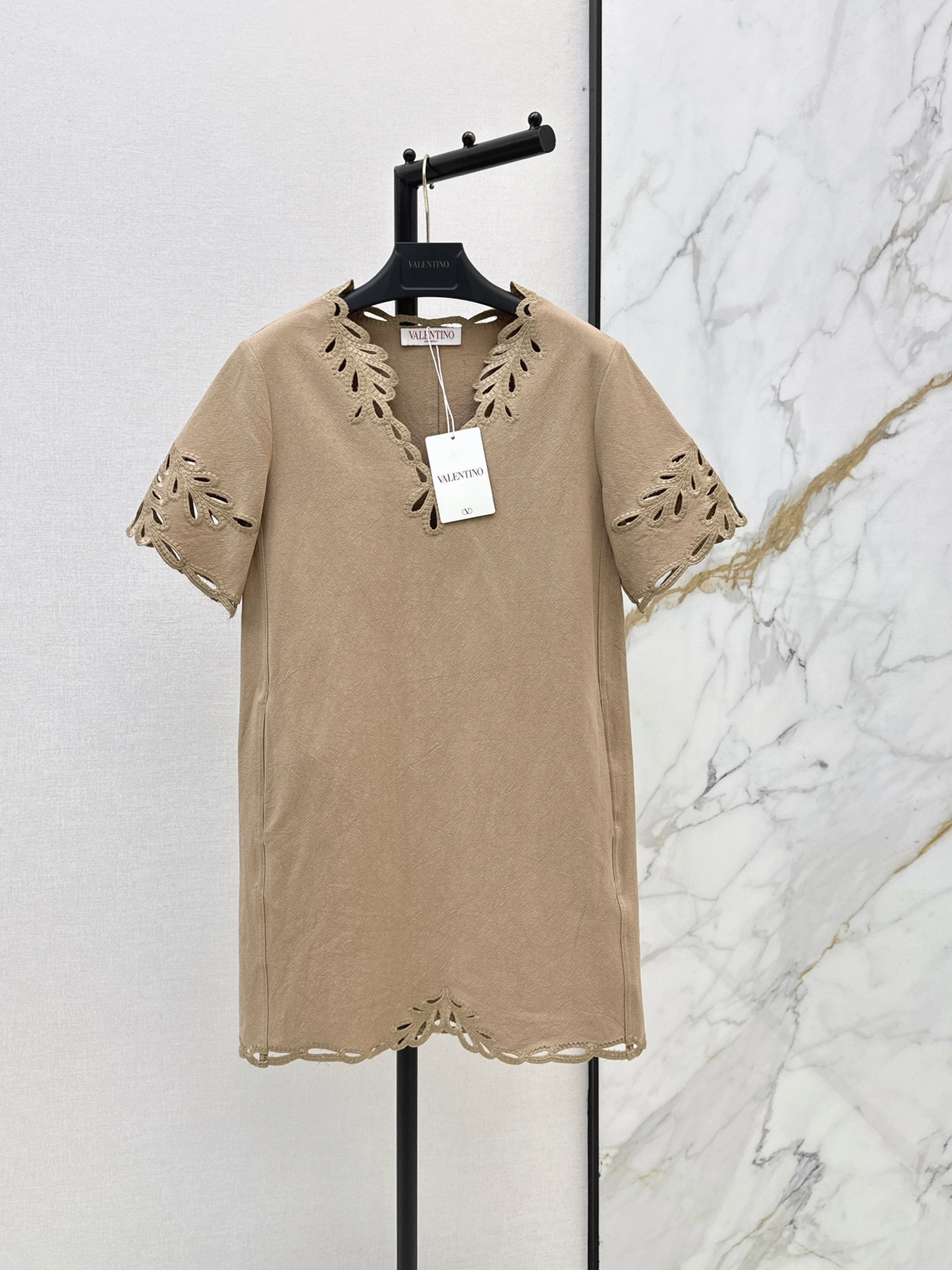 NO:871730,VLTN 26Ss————The latest spring and summer V-neck dress with heavy embroidery design is made of light linen fabric. It is breathable and not stuffy. It has a minimalist design. The lace embroidery on the collar, cuffs and hem is particularly beautiful. It has a sense of detail. Two colors are available in stock sml,,skirts,19860909VLTN 26Ss———春夏最新款重磅刺绣设计V领连衣裙采用轻薄的亚麻面料 透气不闷热 极简设计感 领口袖口及下摆花边刺绣特别好看 很有细节感 两色现货发售sml,,skirts,,Women's clothing