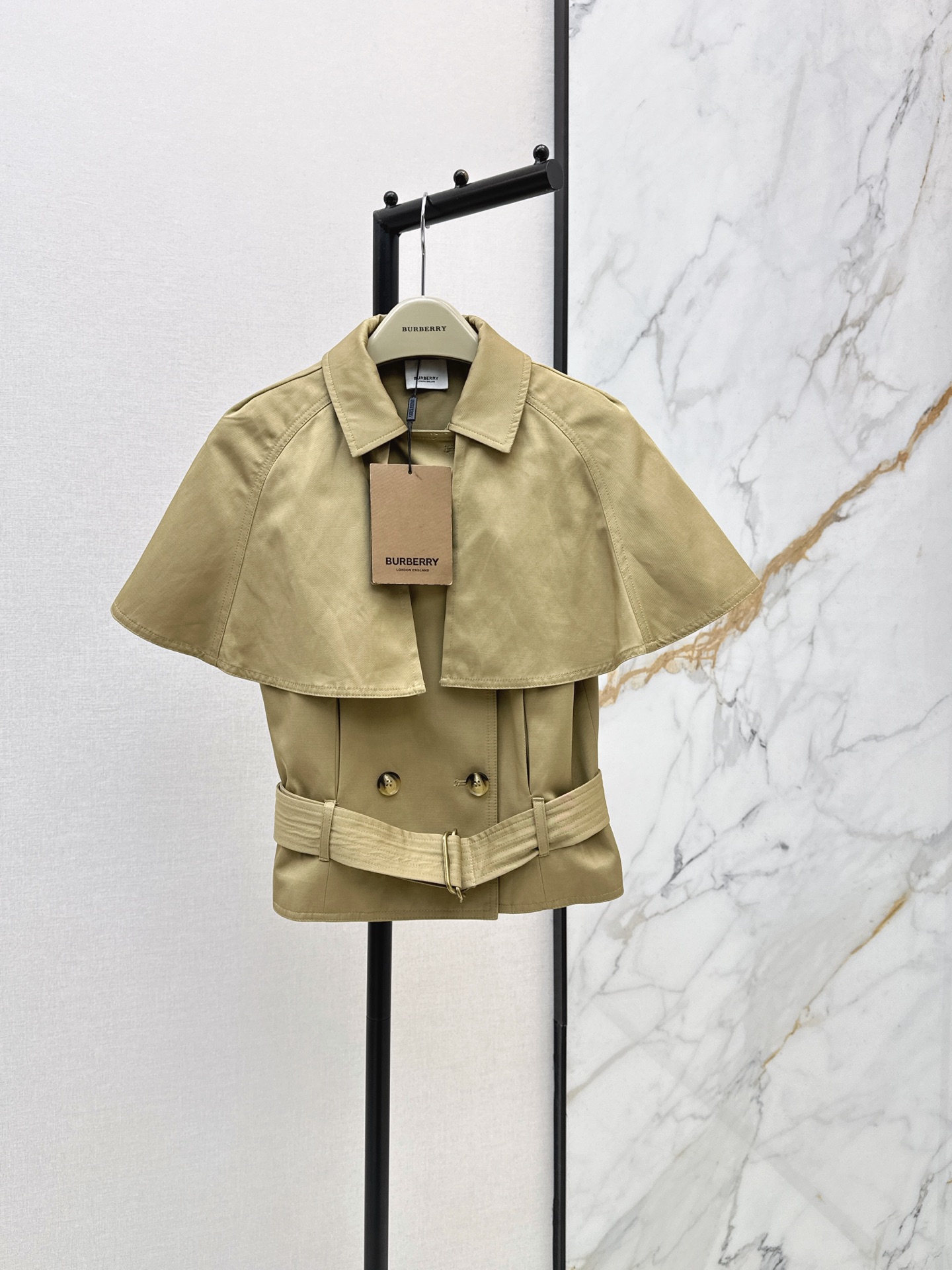 NO:871738,Bur 26Ss————The latest French retro cape-style windbreaker top for spring and summer. The fake two-piece spliced ​​lapel shawl design unlocks an elegant and light feeling. The crisp twill fabric has a drape that is not easy to collapse. The short waist cut is neat and slim. It combines the neatness of the classic windbreaker with the romantic sense of the cape design. The style is unique and advanced. Ready for sale in one color sml,, burberry, shawls,19860909Bur 26Ss————春夏最新款法式复古斗篷式风衣上衣 假两件拼接翻领披肩设计解锁优雅轻飒感 挺括斜纹面料垂坠感不易软塌 短款收腰剪裁利落又显瘦 融合了经典风衣的利落与斗篷设计的浪漫感风格独特又高级 一色现货发售sml,,burberry,shawls,,Women's clothing