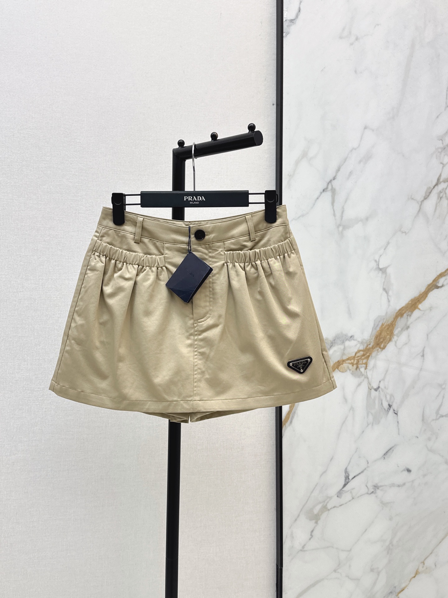 NO:872729,PD 26Ss————The latest spring and summer triangle logo decorated culottes, custom-made imported density fabric, special material with texture, great attention to every small detail, just the right sense of high-end, three-dimensional tailoring, making the upper body of the garment more refined and western-style. Three colors available for sale sml,,skirts,19860909PD 26Ss————春夏最新款三角标装饰裙裤定制进口密度面料 特殊材质有肌理感 每个小细节都非常注重 恰到好处的高级感 立体剪裁 让成衣上身更为精致洋气 三色现货发售sml,,skirts,,Women's clothing