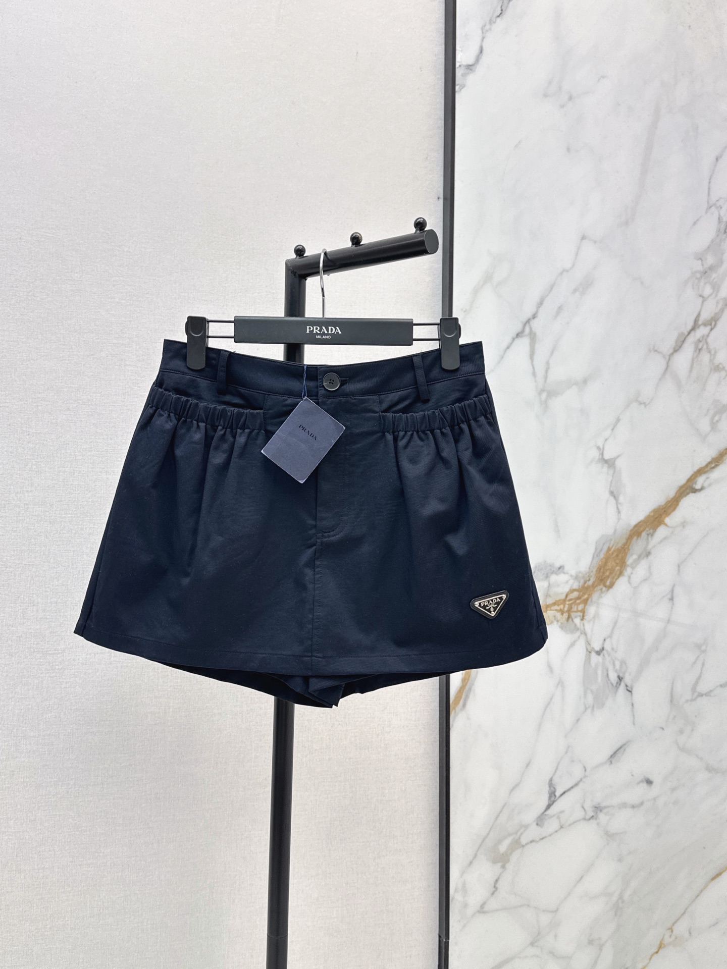 NO:872646,PD 26Ss————The latest spring and summer triangle logo decorated culottes, custom-made imported density fabric, special material with texture, great attention to every small detail, just the right sense of high-end, three-dimensional tailoring, making the upper body of the garment more refined and western-style. Three colors available for sale sml,,skirts,19860909PD 26Ss————春夏最新款三角标装饰裙裤定制进口密度面料 特殊材质有肌理感 每个小细节都非常注重 恰到好处的高级感 立体剪裁 让成衣上身更为精致洋气 三色现货发售sml,,skirts,,Women's clothing