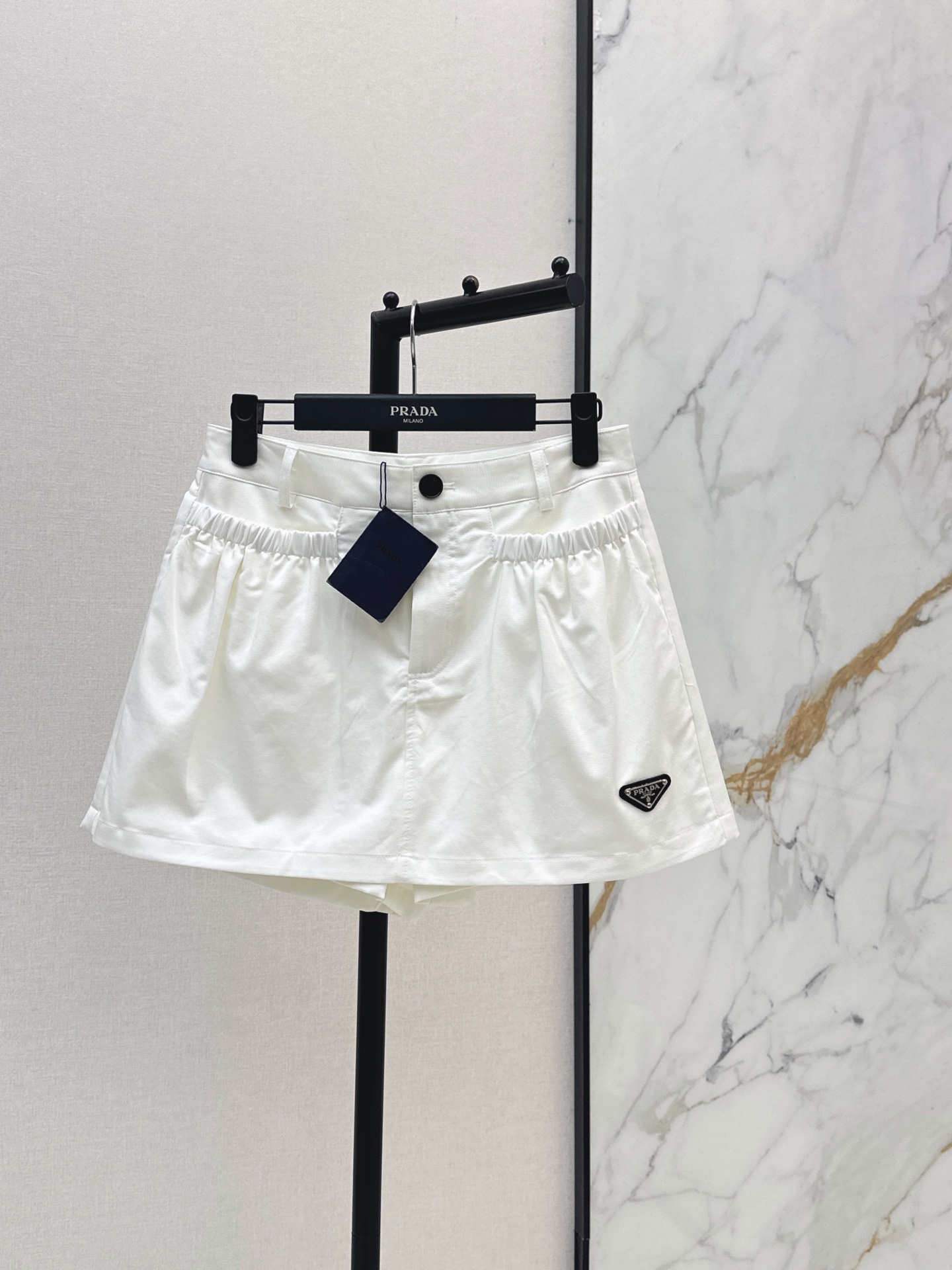NO:872655,PD 26Ss————The latest spring and summer triangle logo decorated culottes, custom-made imported density fabric, special material with texture, great attention to every small detail, just the right sense of high-end, three-dimensional tailoring, making the upper body of the garment more refined and western-style. Three colors available for sale sml,,skirts,19860909PD 26Ss————春夏最新款三角标装饰裙裤定制进口密度面料 特殊材质有肌理感 每个小细节都非常注重 恰到好处的高级感 立体剪裁 让成衣上身更为精致洋气 三色现货发售sml,,skirts,,Women's clothing