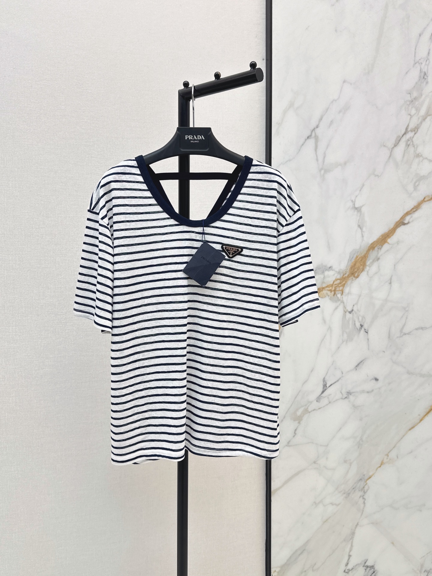 NO:872664,PD 26Ss————The latest V-neck short-sleeved T-shirt for spring and summer. It is made of pure cotton fabric. It is soft and comfortable. It has excellent breathability. The V-neck design modifies the neck line. The small embroidery on the chest is very detailed. It has a loose fit and accommodates a variety of body shapes. It is OK to wear alone or as an inner layer. It is versatile with jeans and casual pants. It can be worn on the street, commuting or casual. Two colors are available for sale sml, jeans, T-shirt, tees, t-shirt,19860909PD 26Ss————春夏最新款V领短袖T恤 采用纯棉面料 柔软舒适 透气性超棒 V领设计修饰颈部线条 胸前小刺绣超有细节感 宽松版型 包容多种身材 单穿或内搭都很OK 搭配牛仔裤 休闲裤都很百搭 常出街 通勤 休闲都能hold住 两色现货发售sml,,jeans,T-shirt,tees，t-shirt,,Women's clothing