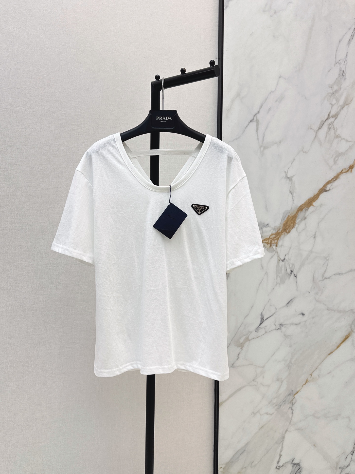 NO:872673,PD 26Ss————The latest V-neck short-sleeved T-shirt for spring and summer. It is made of pure cotton fabric. It is soft and comfortable. It has excellent breathability. The V-neck design modifies the neck line. The small embroidery on the chest is very detailed. It has a loose fit and accommodates a variety of body shapes. It is OK to wear alone or as an inner layer. It is versatile with jeans and casual pants. It can be worn on the street, commuting or casual. Two colors are available for sale sml, jeans, T-shirt, tees, t-shirt,19860909PD 26Ss————春夏最新款V领短袖T恤 采用纯棉面料 柔软舒适 透气性超棒 V领设计修饰颈部线条 胸前小刺绣超有细节感 宽松版型 包容多种身材 单穿或内搭都很OK 搭配牛仔裤 休闲裤都很百搭 常出街 通勤 休闲都能hold住 两色现货发售sml,,jeans,T-shirt,tees，t-shirt,,Women's clothing