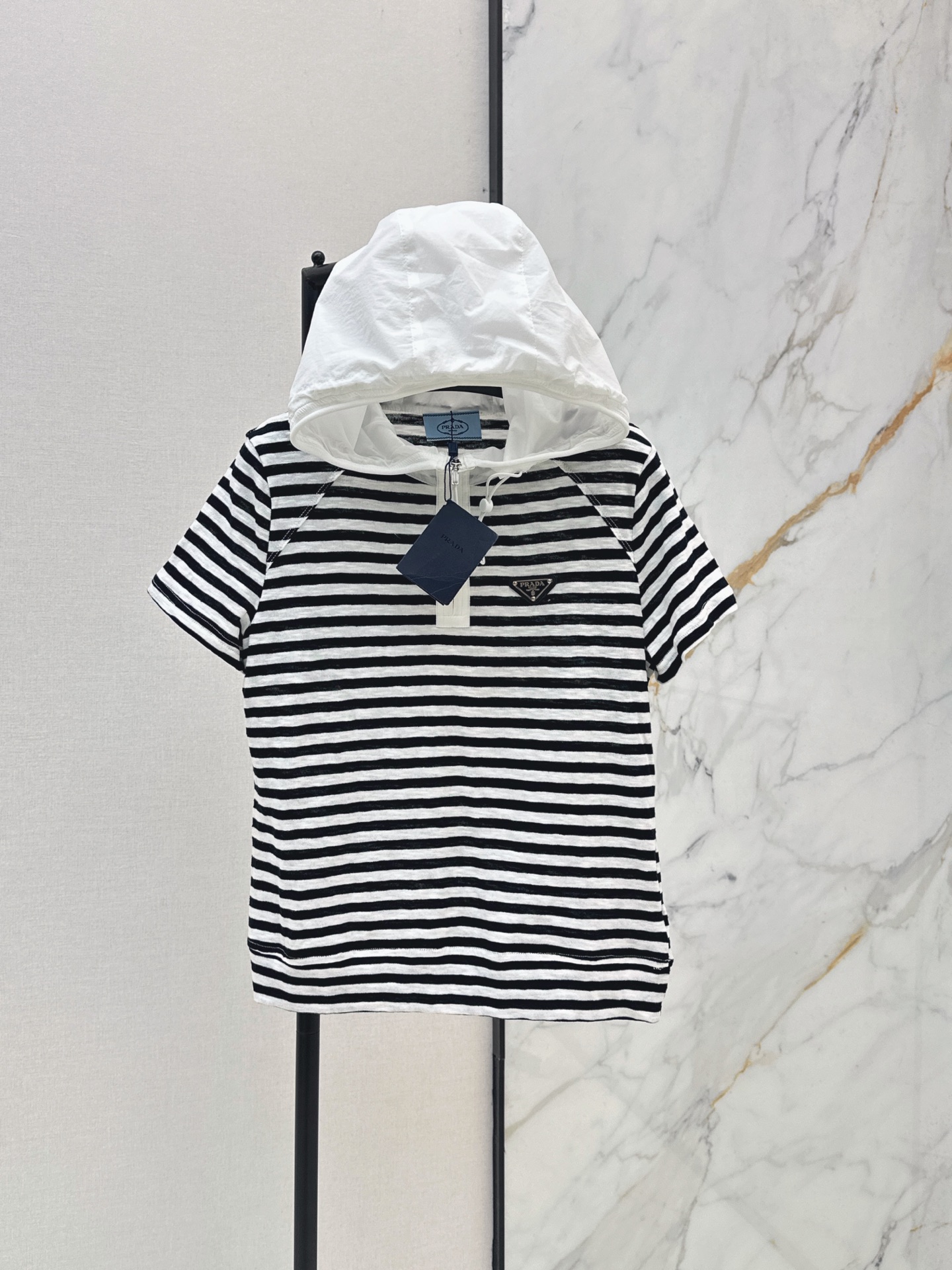 NO:872684,PD 26Ss————The latest hooded short-sleeved top for spring and summer. It is made of light and breathable cotton fabric. It is super comfortable to wear in summer. Simple design + triangle logo on the chest for perfect recognition. Half-zip hood. Easy to put on and take off. The loose fit is full of casual feeling. It is versatile for daily outings or sports. It is ok with jeans and sweatpants. It is easy to get a fashionable and sports style. Two colors are available for sale sml, jeans, T-shirt, hats,19860909PD 26Ss————春夏最新款连帽短袖上衣 采用轻薄透气棉质面料 夏天穿超舒服 简约设计+胸前三角Logo 辨识度满分 半拉链连帽 穿脱方便又实用 宽松版型休闲感十足 日常出街或运动都很百搭 搭配牛仔裤 运动裤都很ok 轻松get时尚运动风 两色现货发售sml,,jeans,T-shirt,hats,,Women's clothing