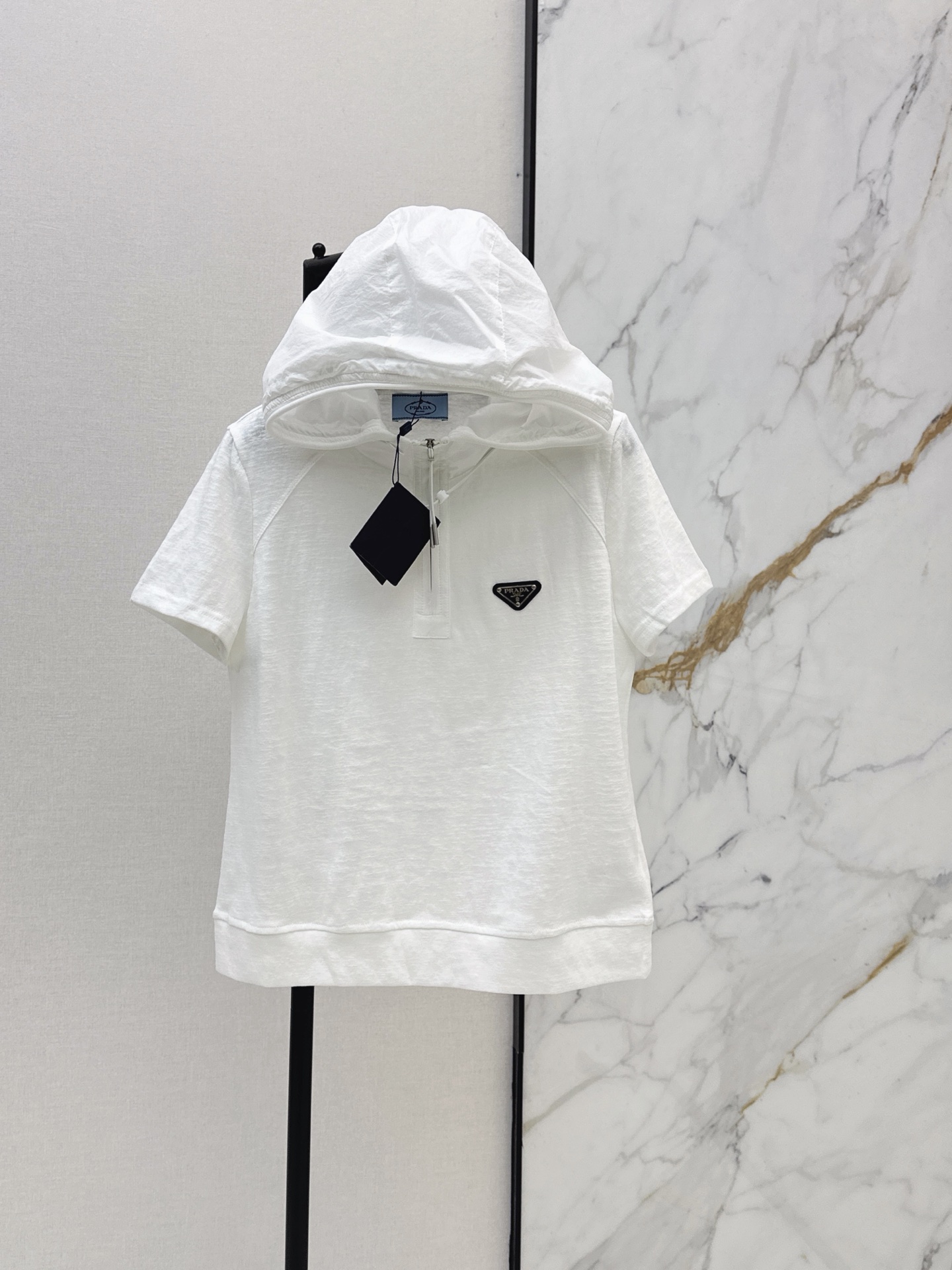 NO:872692,PD 26Ss————The latest hooded short-sleeved top for spring and summer. It is made of light and breathable cotton fabric. It is super comfortable to wear in summer. Simple design + triangle logo on the chest for perfect recognition. Half-zip hood. Easy to put on and take off. The loose fit is full of casual feeling. It is versatile for daily outings or sports. It is ok with jeans and sweatpants. It is easy to get a fashionable and sports style. Two colors are available for sale sml, jeans, T-shirt, hats,19860909PD 26Ss————春夏最新款连帽短袖上衣 采用轻薄透气棉质面料 夏天穿超舒服 简约设计+胸前三角Logo 辨识度满分 半拉链连帽 穿脱方便又实用 宽松版型休闲感十足 日常出街或运动都很百搭 搭配牛仔裤 运动裤都很ok 轻松get时尚运动风 两色现货发售sml,,jeans,T-shirt,hats,,Women's clothing