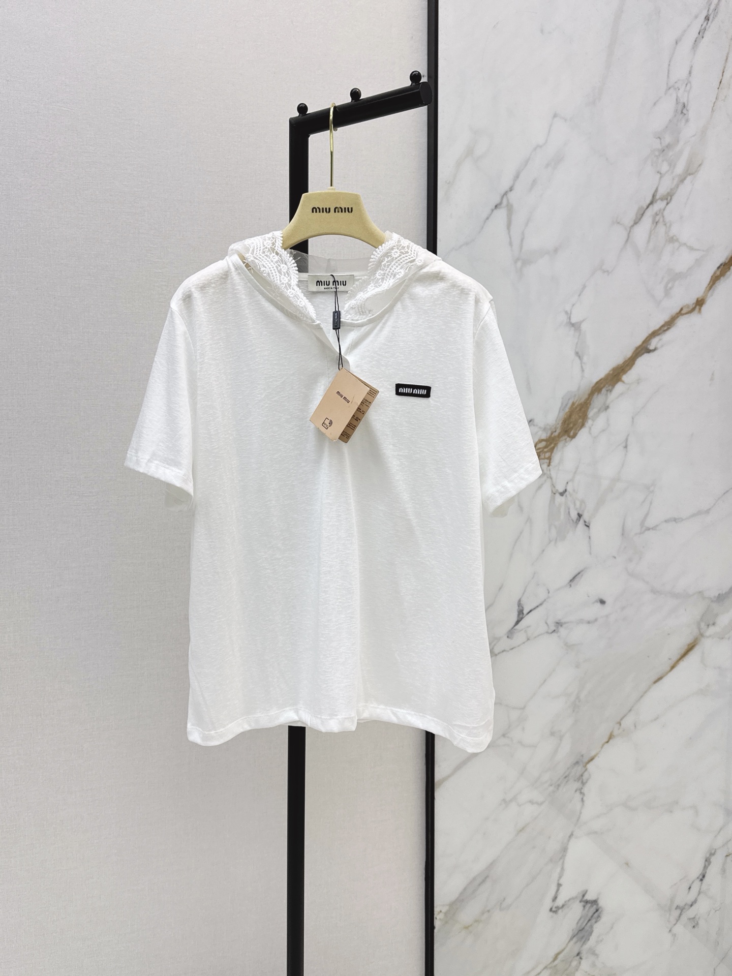 NO:872700,Miu 26Ss————The latest spring and summer lace hooded short-sleeved T-shirt. The brim is made of mesh + exquisite embroidered lace splicing. It has a hazy atmosphere. It is sun-protective and full of caution. The embroidery pattern on the brim is exquisite and full of details. It breaks the monotony of ordinary sun protection clothing. It is full of sweet girl attributes. One color ready for sale sml,, miumiu, T-shirt, tees, t-shirt, hats,19860909Miu 26Ss————春夏最新款蕾丝连帽短袖T恤 帽檐采用网纱+精致刺绣蕾丝拼接 自带朦胧氛围感 防晒的同时又充满小心机 帽檐的刺绣花纹精致细腻 细节感拉满 打破了普通防晒衣的单调感 甜妹属性直接拉满 一色现货发售sml,,miumiu,T-shirt,tees，t-shirt,hats,,Women's clothing