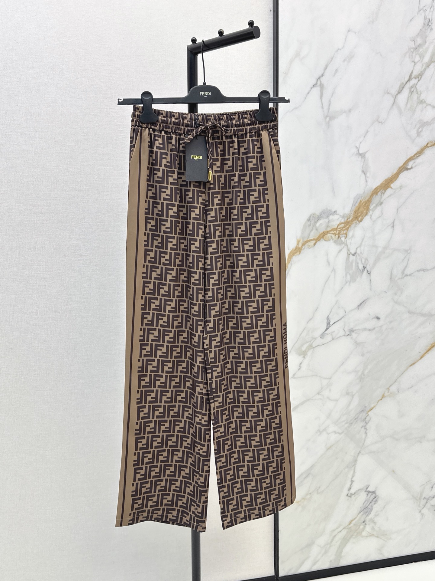 NO:872710,FD 26Ss - the latest spring and summer double F drawstring wide-leg pants. Light and breathable fabric. Classic FF letter pattern. High brand recognition. Super comfortable to wear in summer. Loose wide legs + drawstring design. Casual and practical. Can be easily worn in daily life or on vacation. Side stripes embellishment. Full sense of layering. Pair with simple tops or sneakers. Fashionable. Available in one color. sml,,sneakers,19860909FD 26Ss————春夏最新款双F抽绳阔腿裤 轻薄透气面料 经典FF字母图案 品牌辨识度超高 夏天穿超舒服 宽松阔腿+抽绳设计 休闲又实用 日常或度假都能轻松驾驭 侧边条纹点缀 层次感满满 随便搭配简约上衣或运动鞋 时髦感直接拉满 一色现货发售sml,,sneakers,,Women's clothing