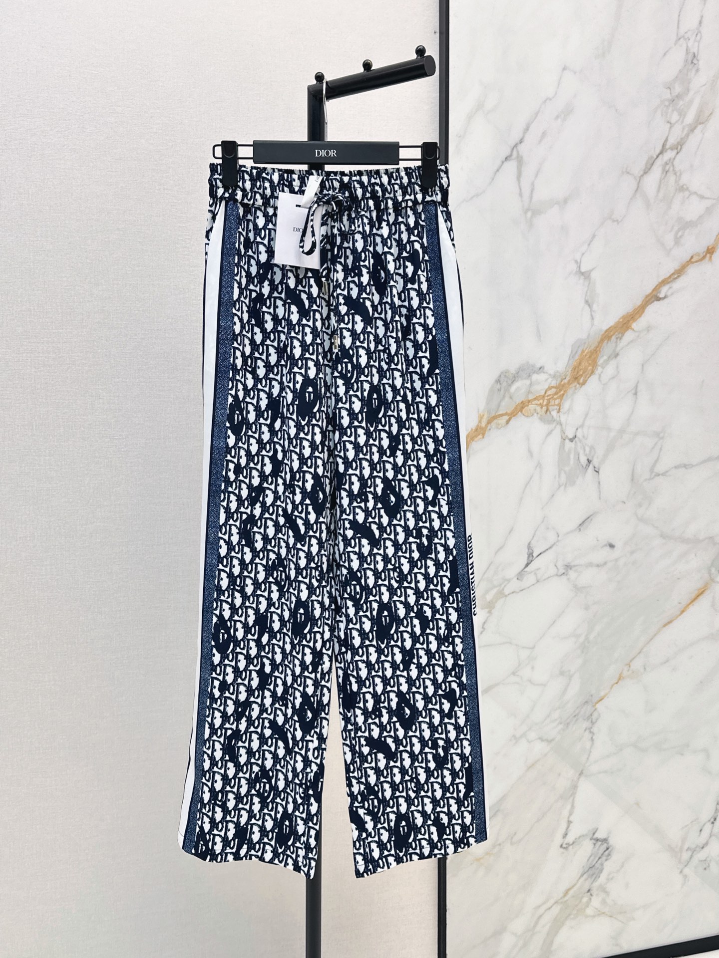 NO:872721,CD 26Ss————Latest spring and summer presbyopic drawstring wide-leg pants. Thin and breathable fabric. Very high brand recognition. Super comfortable to wear in summer. Loose wide-leg + drawstring design. Casual and practical. Can be easily worn in daily life or on vacation. Side stripes embellishment. Full sense of layering. Pair with simple tops or sneakers. Fashionable. Ready in stock at sml,,sneakers,19860909CD 26Ss————春夏最新款老花抽绳阔腿裤 轻薄透气面料 品牌辨识度超高 夏天穿超舒服 宽松阔腿+抽绳设计 休闲又实用 日常或度假都能轻松驾驭 侧边条纹点缀 层次感满满 随便搭配简约上衣或运动鞋 时髦感直接拉满 一色现货发售sml,,sneakers,,Women's clothing