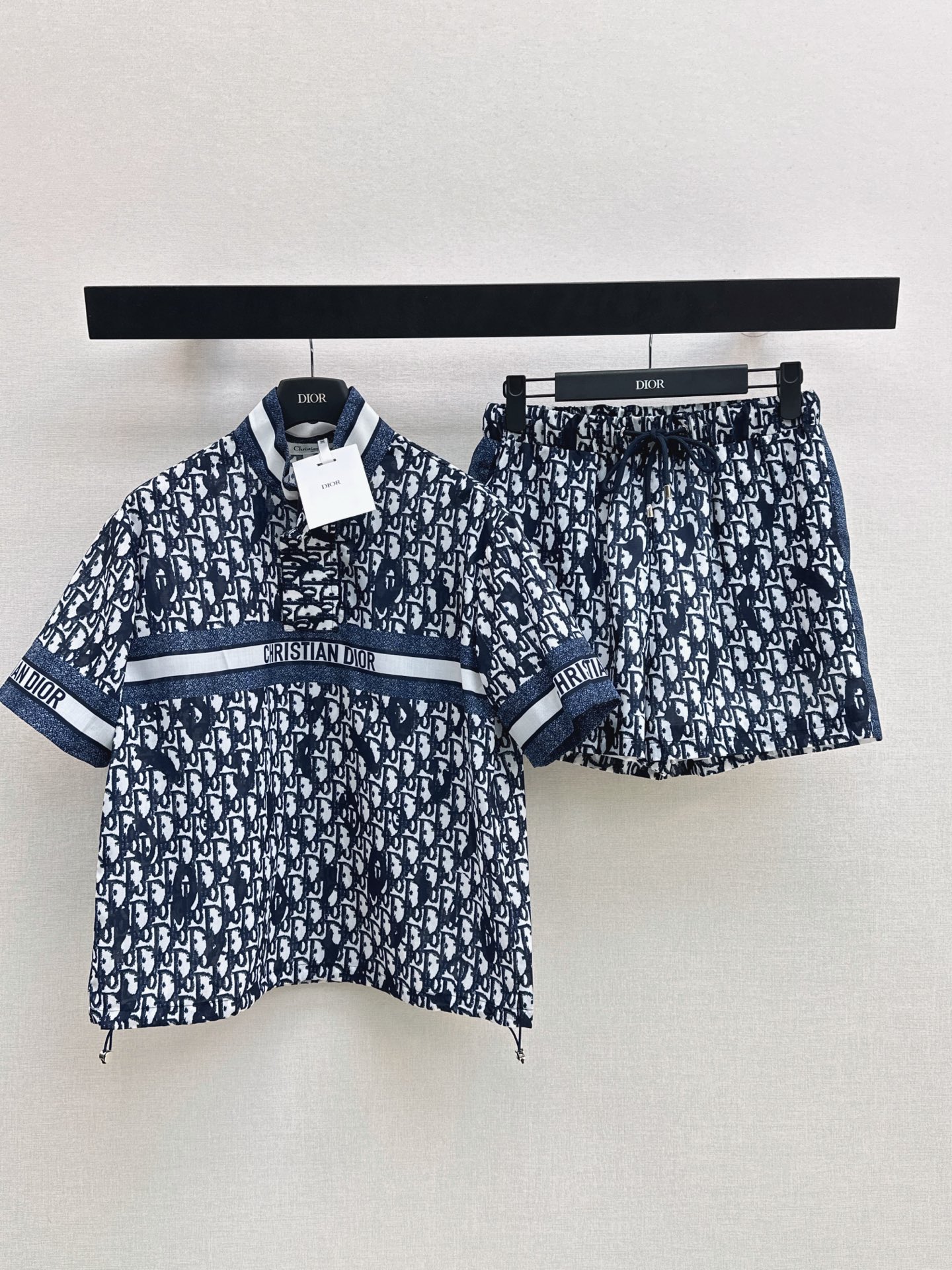 NO:872730,CD 26Ss————The latest classic Monograw print suit for spring and summer. The upper body is full of fashion and high-end. It has a huge style and has its own aura. The ultra-light fabric has a very nice texture. It is fashionable and high-end. The color is super positive. The upper body looks white and slim. A classic series with its own beauty. You can walk with wind and the upper body has full aura. The length is just right. One set is available for sale in one color. sml,,19860909CD 26Ss————春夏最新款经典Monograw印花套装 上身就是满满的时髦高级感 巨拉风 自带气场 超轻薄面料 质感很奈斯 时髦又高级 颜色超级正 上身显白又显瘦 自带美感的经典系列 走路都带风上身气场全开 长度恰到好处 一套出 一色现货发售sml,,,Women's clothing