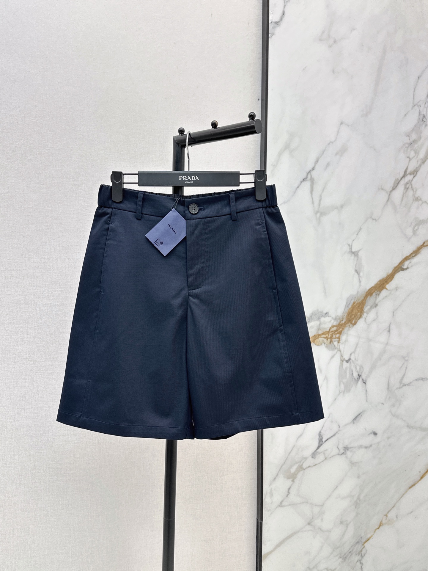 NO:872739,PD 26Ss————The latest spring and summer mid-pants with triangle logo decoration. Versatile item. Not picky about body shape requirements. The upper body is particularly good. The matching style is also very versatile. Exquisite advanced customization. The rich texture of the fabric is awesome. Retro and elegant. The upper body is cool, handsome and fashionable for age reduction. Two colors are available for sale sml,,19860909PD 26Ss————春夏最新款三角标装饰中裤 百搭单品 不挑剔身形要求 上身特别赞 搭配的风格也很通吃 精致高级定制 富有肌理感的面料质感超赞 复古优雅 上身酷帅减龄时髦精 两色现货发售sml,,,Women's clothing