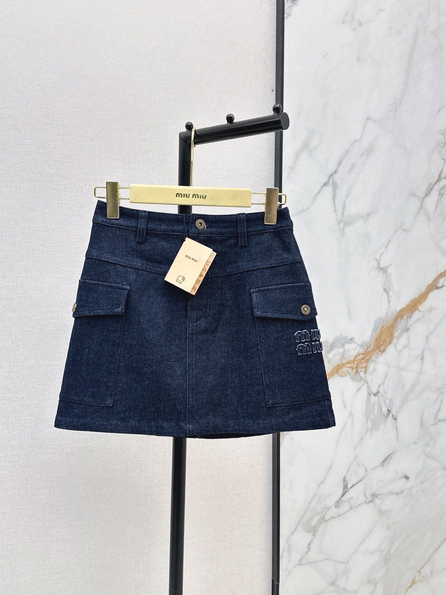 NO:872747,Miu 26Ss————The latest three-dimensional letter embroidered denim skirt in spring and summer has three-dimensional tailoring in the whole piece. It is all-around exquisite and can be worn by celebrities. The upper body is super covered and the legs are slimmer. It is very easy to match and simple. It can be worn with a refreshing and fashionable sense of high-end. It is elegant and fashionable in daily life. It is very versatile. The color is very good-looking. The fabric is high-end and textured. A must-have for dates and shopping. Two colors are available for sale sml,, miumiu, skirts,19860909Miu 26Ss————春夏最新款立体字母刺绣牛仔半裙整件立体剪裁 全方位精致做明星穿搭 上身超级遮肉显瘦 超拉腿部比例 巨好搭配 简简单单 穿出清爽时髦的高级感 日常优雅又时髦巨百搭 颜色很好看 面料高级又有质感 约会逛街必备 两色现货发售sml,,miumiu,skirts,,Women's clothing