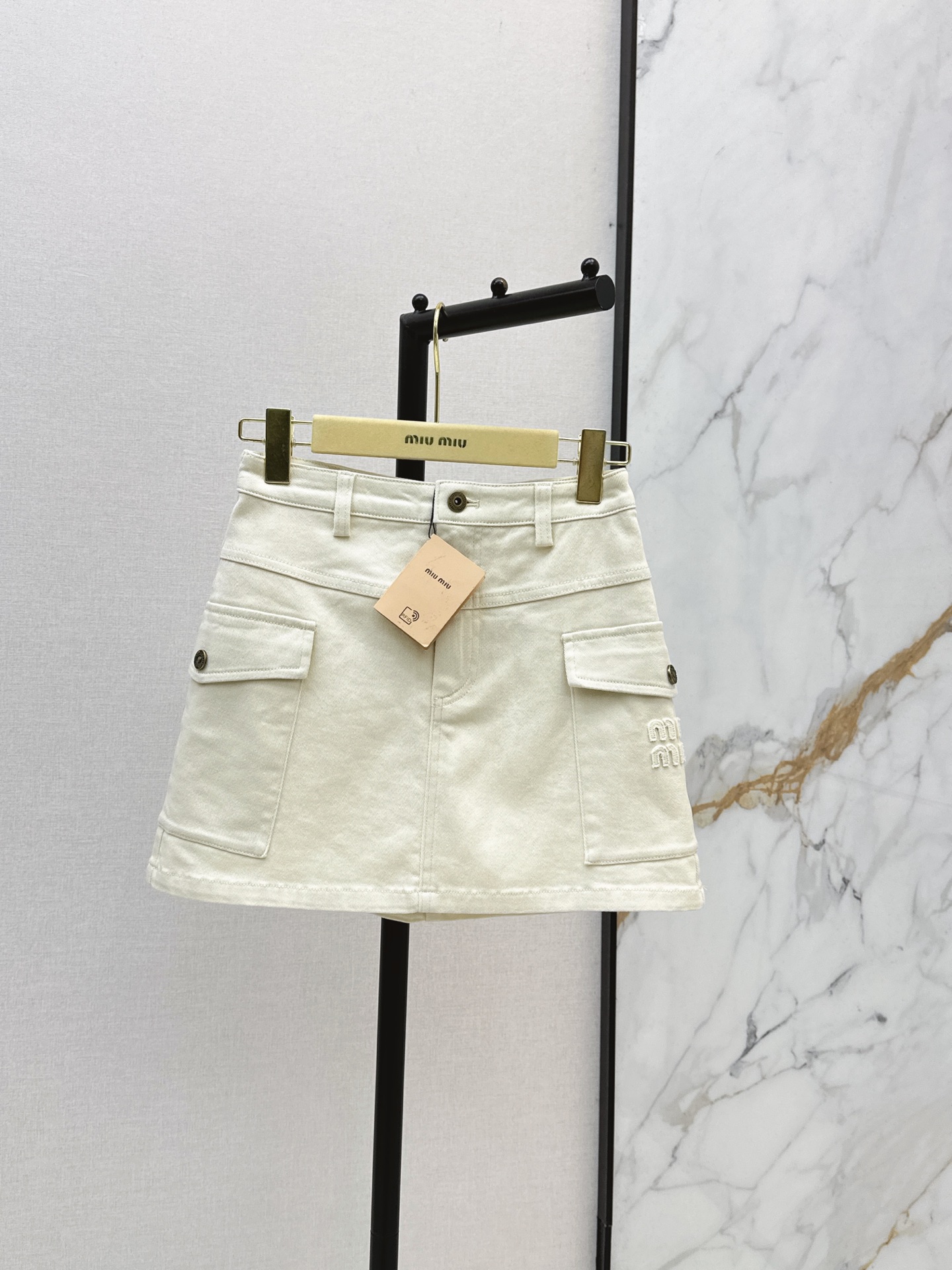 NO:872754,Miu 26Ss————The latest three-dimensional letter embroidered denim skirt in spring and summer has three-dimensional tailoring in the whole piece. It is all-around exquisite and can be worn by celebrities. The upper body is super covered and the legs are slimmer. It is very easy to match and simple. It can be worn with a refreshing and fashionable sense of high-end. It is elegant and fashionable in daily life. It is very versatile. The color is very good-looking. The fabric is high-end and textured. A must-have for dates and shopping. Two colors are available for sale sml,, miumiu, skirts,19860909Miu 26Ss————春夏最新款立体字母刺绣牛仔半裙整件立体剪裁 全方位精致做明星穿搭 上身超级遮肉显瘦 超拉腿部比例 巨好搭配 简简单单 穿出清爽时髦的高级感 日常优雅又时髦巨百搭 颜色很好看 面料高级又有质感 约会逛街必备 两色现货发售sml,,miumiu,skirts,,Women's clothing