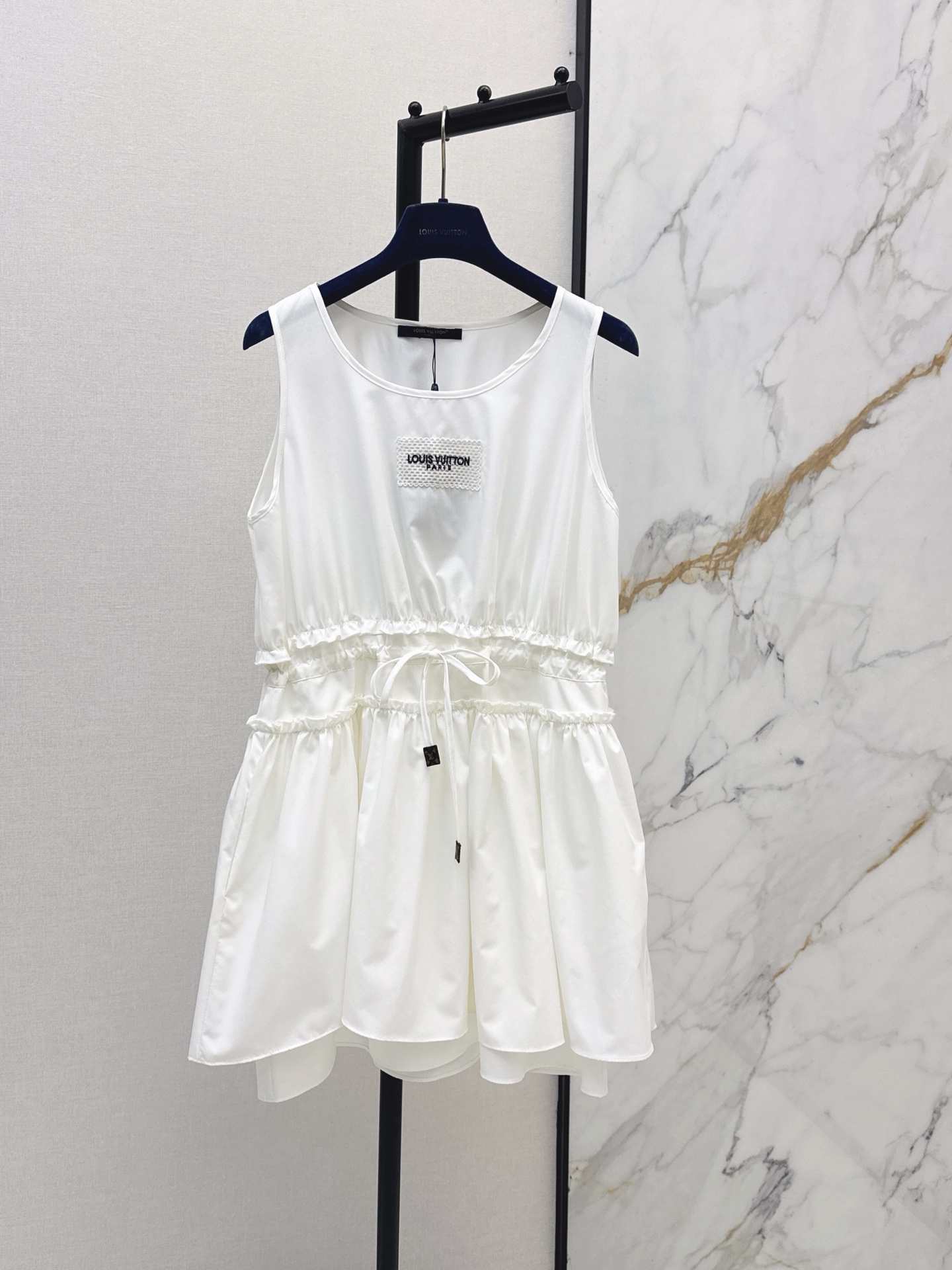 NO:872760,L Family 26Ss————The latest spring and summer logo-embellished sleeveless dress has a super western style. The upper body is casually high-end and effortlessly fashionable. The overall design is simple and elegant. The silhouette is comfortable to wear. It is intellectual and atmospheric. It creates a cool and high-end feel. Two colors are available for sale now. SML, Louis Vuitton, Skirts,19860909L家 26Ss————春夏最新款徽标装饰无袖连衣裙版型超洋气 上身就一整个不经意的高级 毫不费力的时髦 整体简约大方 廓形穿着舒适 知性大气 打造飒爽高级感 两色现货发售sml,,louis vuitton,skirts,,Women's clothing