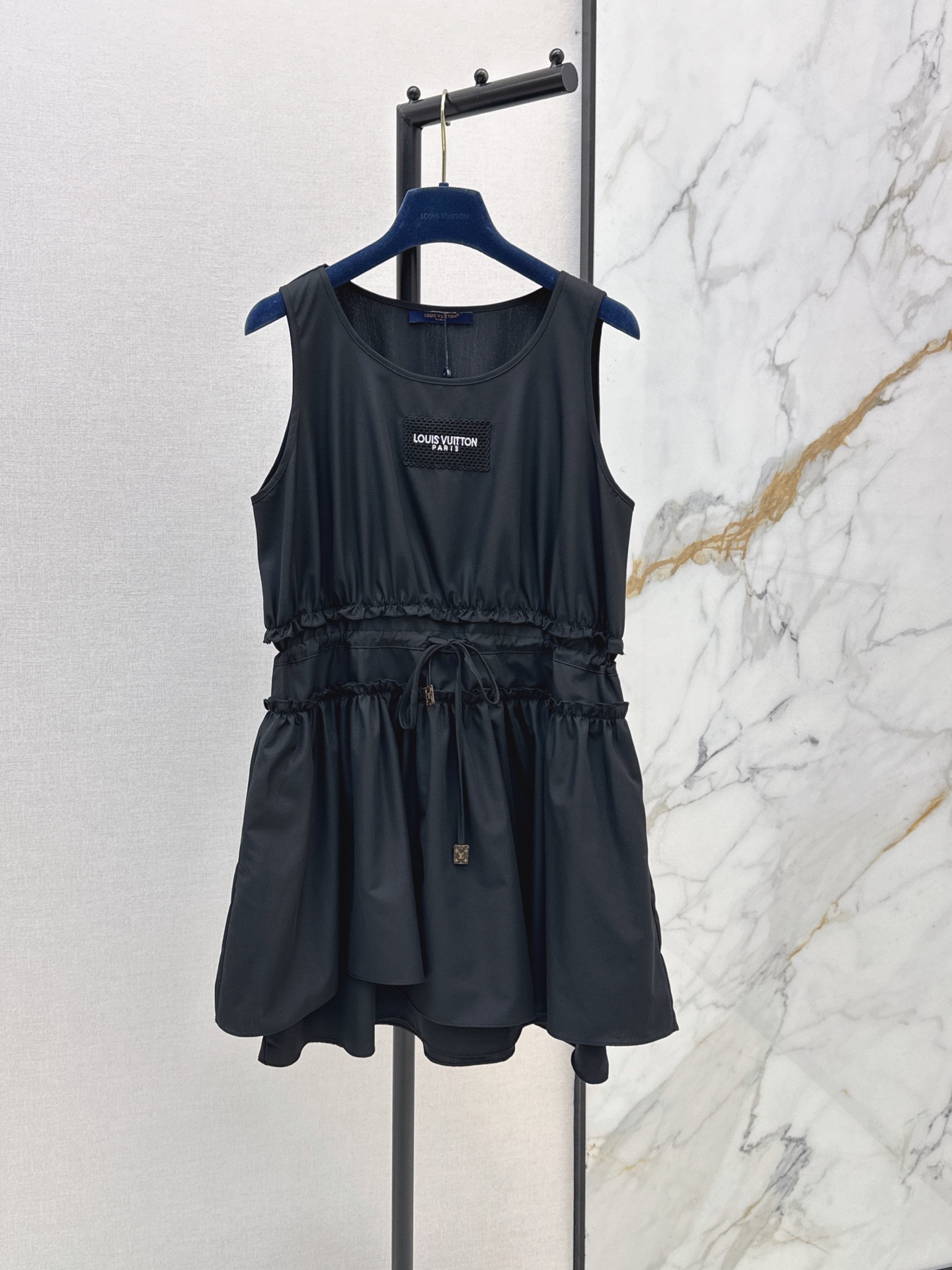 NO:872767,L Family 26Ss————The latest spring and summer logo-embellished sleeveless dress has a super western style. The upper body is casually high-end and effortlessly fashionable. The overall design is simple and elegant. The silhouette is comfortable to wear. It is intellectual and atmospheric. It creates a cool and high-end feel. Two colors are available for sale now. SML, Louis Vuitton, Skirts,19860909L家 26Ss————春夏最新款徽标装饰无袖连衣裙版型超洋气 上身就一整个不经意的高级 毫不费力的时髦 整体简约大方 廓形穿着舒适 知性大气 打造飒爽高级感 两色现货发售sml,,louis vuitton,skirts,,Women's clothing
