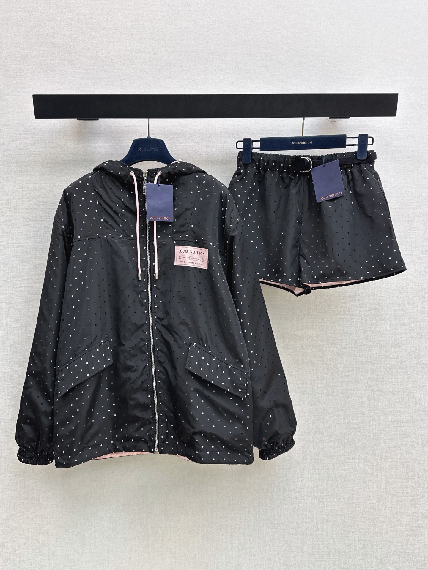 NO:872773,L's 26Ss - the latest polka-dot hooded suit for spring and summer. Hooded jacket + elastic high-waisted shorts. The fabric is windproof, light and breathable. Pink drawstring and brand logo. Loose fit. Matching cuffs. Comes with a belt. Elastic waistband is comfortable and comfortable. The whole set is refreshing and age-reducing. It can also be matched separately. Practical and full. Traveling and sports. Suitable for daily use. Developed in one color. Ready for sale. smlxl,, louis  vuitton,shorts,jackets & coats,hats,19860909L家 26Ss————春夏最新款波点连帽套装 连帽外套+松紧高腰短裤 面料防风轻薄透气 粉色抽绳与品牌标识牌 宽松版型 搭配袖口收口 自带腰带 松紧腰头舒适不勒 整套穿清爽减龄 也可分开搭配 实用性拉满 出游 运动 日常都合适 一色 分开发 现货发售smlxl,,louis vuitton,shorts,jackets & coats,hats,,Women's clothing