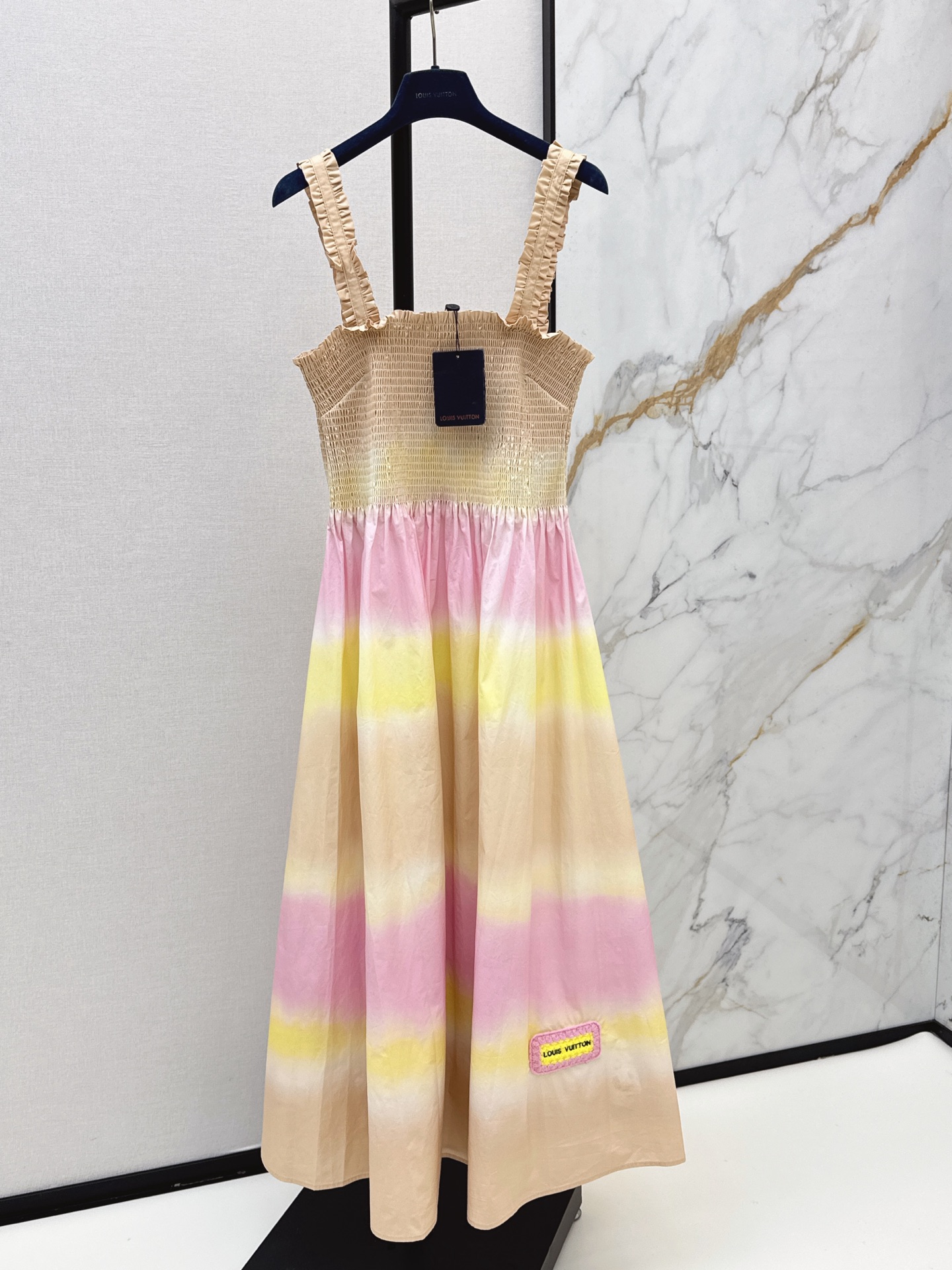 NO:872780,L's 26Ss————The latest gradient smudged suspender dress for spring and summer. Crisp cotton fabric. The draping feeling is not easy to wrinkle. The waist design hides the flesh and shows the figure. Pink and yellow gradient smudged printing. Logo logo embellishment on the skirt. Exquisite and low-key. Suitable for daily travel or travel. Paired with straw bag and sandals. Easy to get fresh and natural style. One color ready for sale smlxl,, louis  vuitton,sandals,espadrilles,skirts,19860909L家 26Ss————春夏最新款渐变晕染吊带连衣裙 挺括棉质面料 垂坠感好不易皱 打揽收腰设计 藏肉又显身材 粉黄渐变晕染印花 裙摆logo标识点缀 精致低调 日常出行或旅行都超适合 搭配草编包 凉鞋 轻松get清新自然风 一色现货发售smlxl,,louis vuitton,sandals,espadrilles,skirts,,Women's clothing