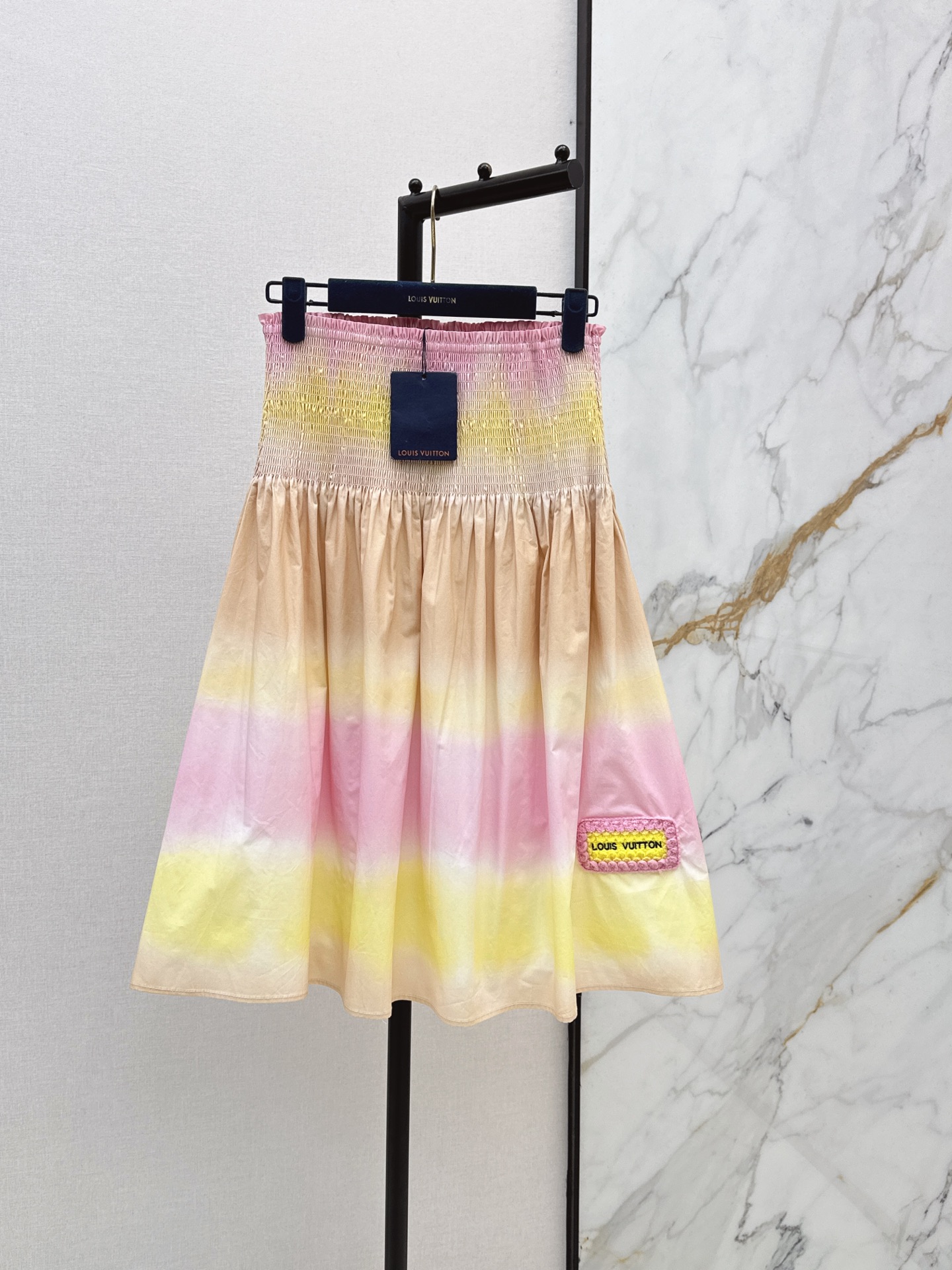 NO:872786,L's 26Ss————The latest gradient smudged skirt for spring and summer. Pink, yellow and milky white smudged. Full of summer atmosphere. Crisp cotton fabric. Sweeping design. Comfortable and figure-flattering. A-line skirt is super slim. Side logo embroidered logo. Full of brand feel. Easy to control on vacation and travel in daily life. Pair with simple top or sandals. Energetic look. One color ready for sale. smlxl,, louis vuitton, sandals, skirts,19860909L家 26Ss————春夏最新款渐变晕染半裙 粉黄奶白晕染 夏日氛围感满满 挺括棉质面料 打揽设计 舒适又显身材 A字裙摆超显瘦 侧边logo 刺绣徽标 品牌感十足 度假 旅行 日常都能轻松驾驭 搭配简约上衣或凉鞋 元气造型ge 一色现货发售smlxl,,louis vuitton,sandals,skirts,,Women's clothing