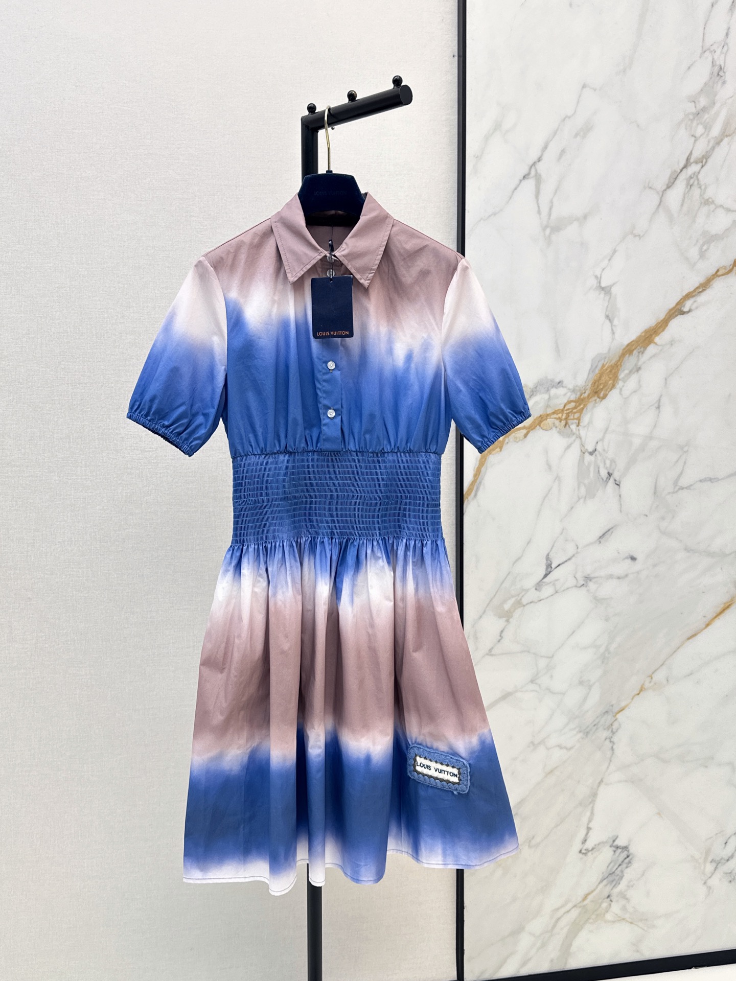 NO:872794,L Family 26Ss————The latest spring and summer gradient smudged waist dress is made of crisp cotton fabric. Waist-sleeping design accurately outlines the waistline. Gradient smudged print + lapel shirt style. Full sense of detail. Brand logo patch embellishment on the hem. Exquisite and low-key. Loose skirt. Friendly to all body types. Suitable for daily use or vacation. Available in stock. smlxl, louis vuitton, skirts, shirts,19860909L家 26Ss————春夏最新款渐变晕染收腰连衣裙挺括棉质面料 收腰打揽设计 精准勾勒腰线 渐变晕染印花+翻领衬衫版型 细节感拉满 下摆品牌标识贴布点缀 精致低调 裙摆宽松 对各种身材友好 日常或度假都很适合 一色现货发售smlxl,,louis vuitton,skirts,shirts,,Women's clothing