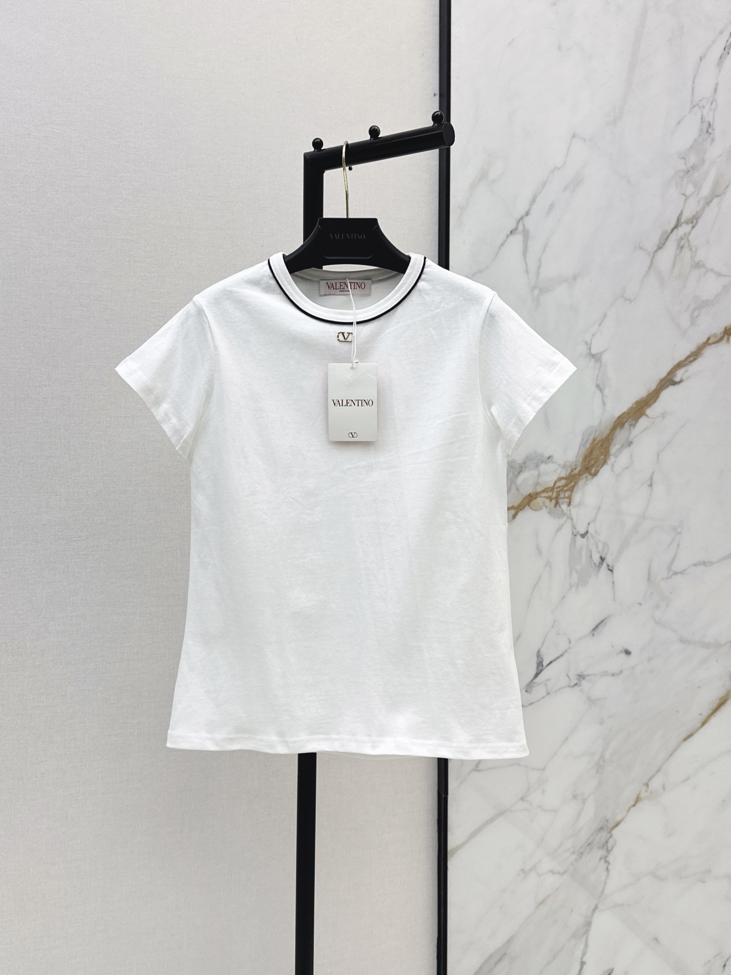 NO:872740,VLTN 26Ss————The latest hardware-decorated round-neck T-shirt for spring and summer is very dense and feels super good. It’s a really hard-working one. It has perfect details and a regular fit!  The upper body is not picky at all, simple and elegant. One color ready for sale, sml, tees, t-shirt,19860909VLTN 26Ss————春夏最新款五金装饰圆领T恤密度很高 手感超好 真的费劲心血的一款 细节完美 常规版型！上身完全不挑人简单大方 一色现货发售sml,,tees，t-shirt,,Women's clothing
