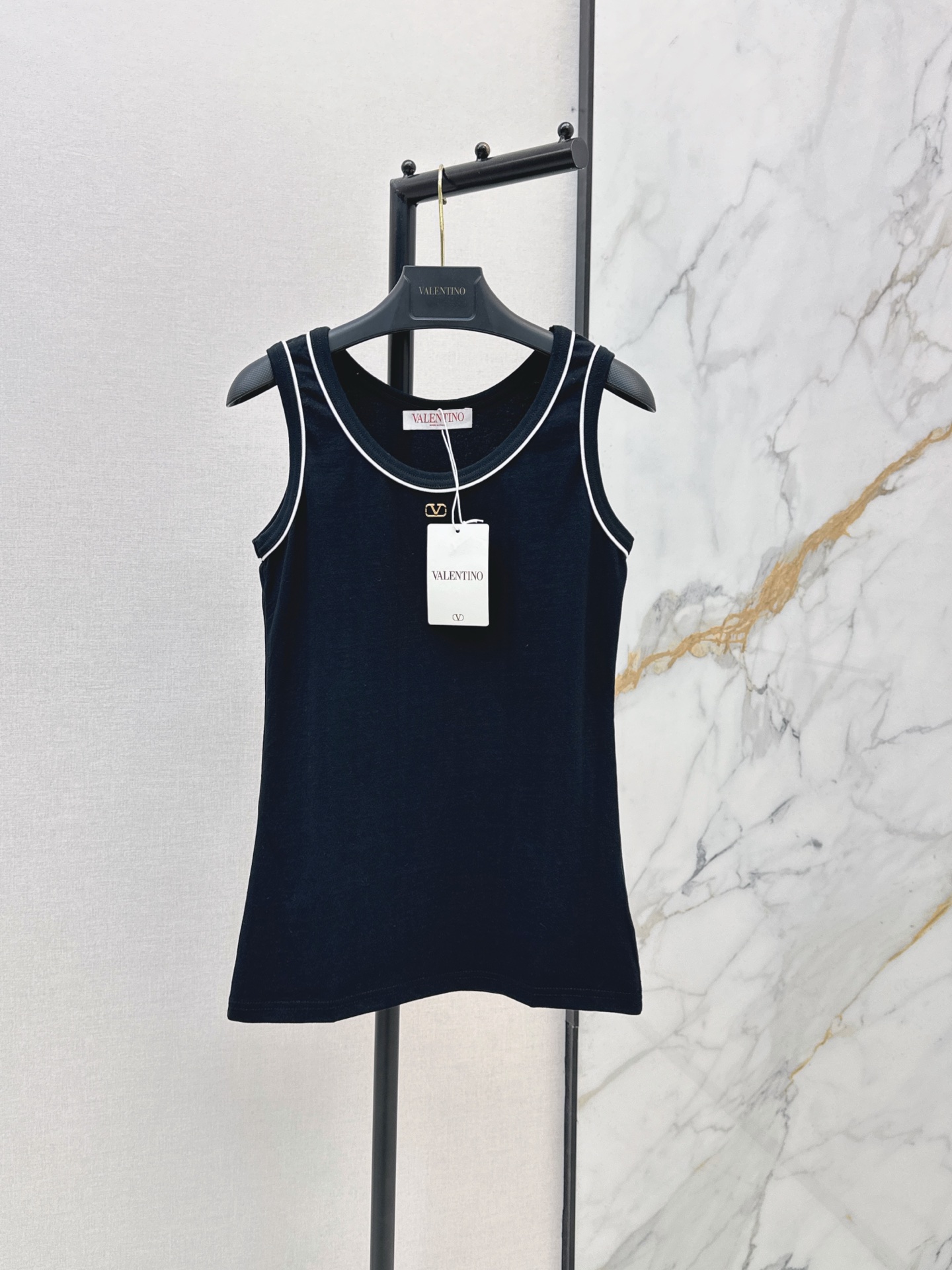 NO:872748,VLTN 26Ss————The latest hardware-decorated sleeveless top for spring and summer has the same high-end feel as always. The key is that it is super easy to match. It can match any clothes. It feels great and has good moisture absorption and breathability. It is available in stock in one color.19860909VLTN 26Ss————春夏最新款五金装饰无袖上衣一如既往的高级感 关键是超级好搭 随便什么衣服拿来都配一脸 筋骨感很棒 吸湿透气性也很好 一色现货发售,,,Women's clothing