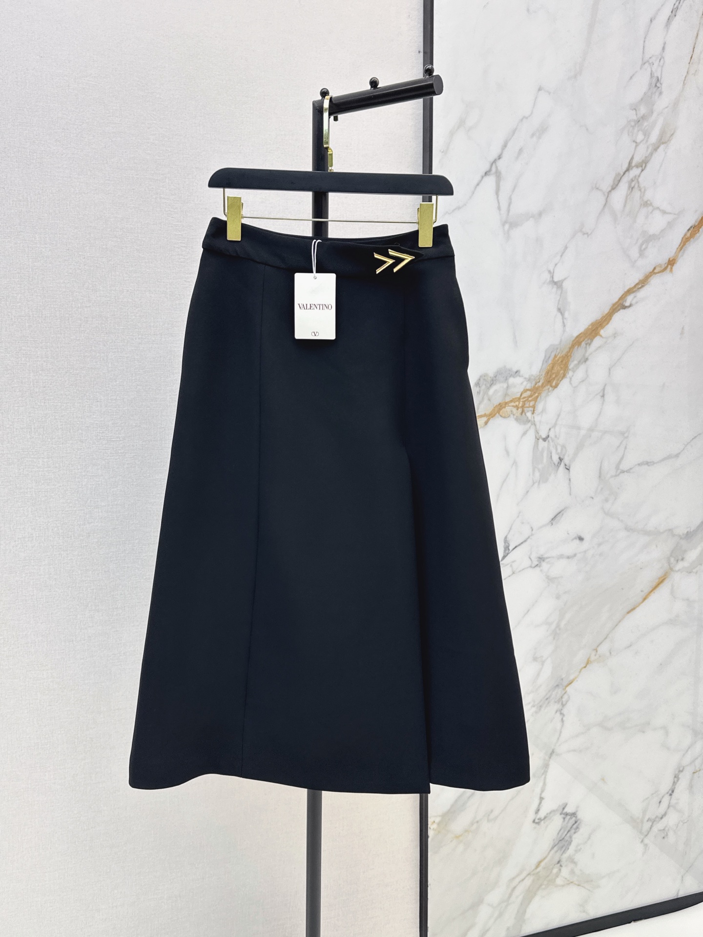 NO:872769,VLTN 26Ss————The latest spring and summer versatile umbrella-shaped skirt with hardware decoration. Simple and elegant. Very high-end imported texture. Look at the details carefully. The color is super correct. The upper body is very cool. It is clean and classy. It enhances the temperament. Two colors are available in stock smlxl,,skirts,19860909VLTN 26Ss————春夏最新款五金装饰百搭伞状半裙 简洁大气 非常高级的进口质地 仔细看细节 颜色超正 上身非常飒爽 干净有品 提气质 两色现货发售smlxl,,skirts,,Women's clothing