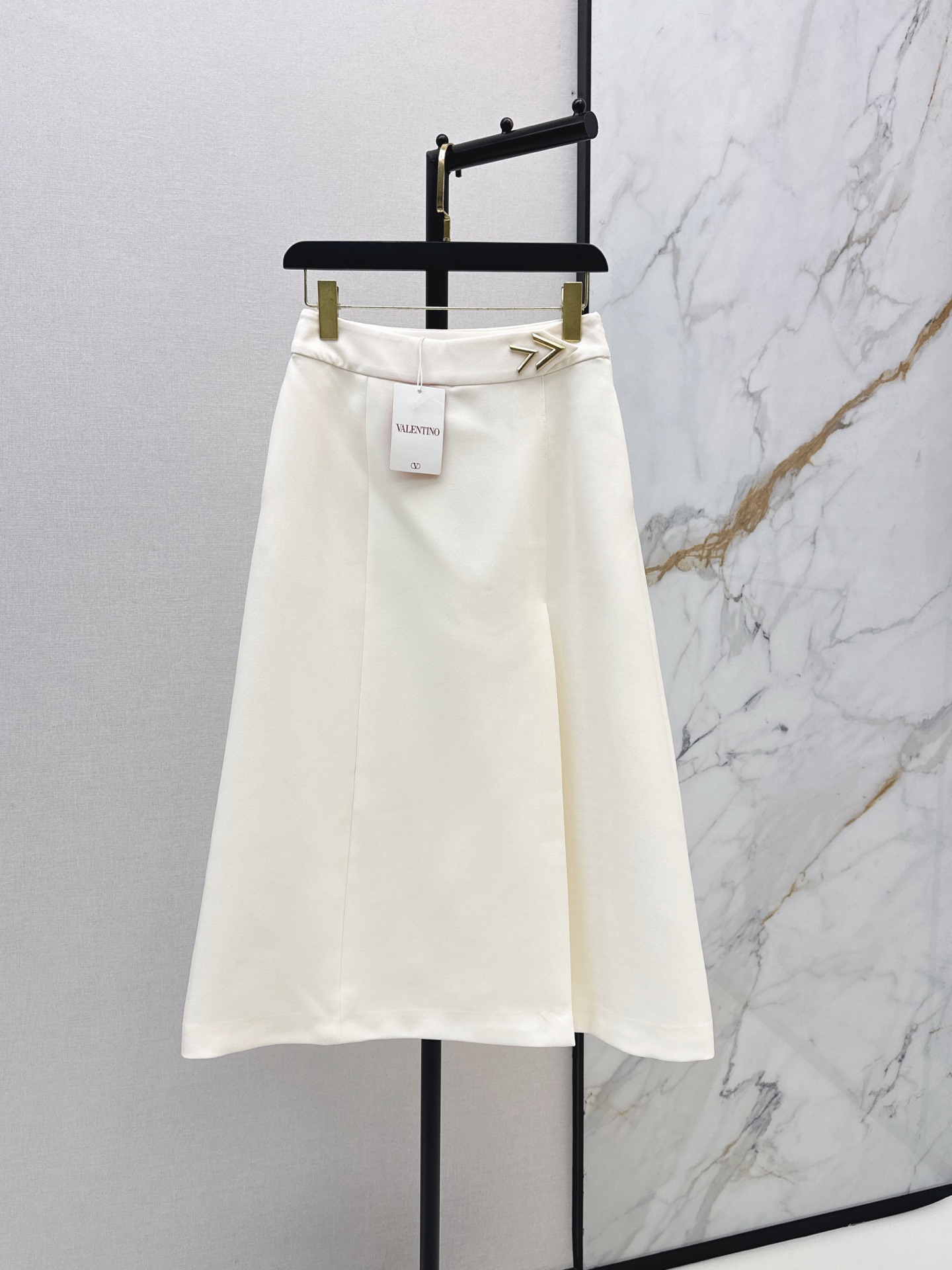 NO:872775,VLTN 26Ss————The latest spring and summer versatile umbrella-shaped skirt with hardware decoration. Simple and elegant. Very high-end imported texture. Look at the details carefully. The color is super correct. The upper body is very cool. It is clean and classy. It enhances the temperament. Two colors are available in stock smlxl,,skirts,19860909VLTN 26Ss————春夏最新款五金装饰百搭伞状半裙 简洁大气 非常高级的进口质地 仔细看细节 颜色超正 上身非常飒爽 干净有品 提气质 两色现货发售smlxl,,skirts,,Women's clothing