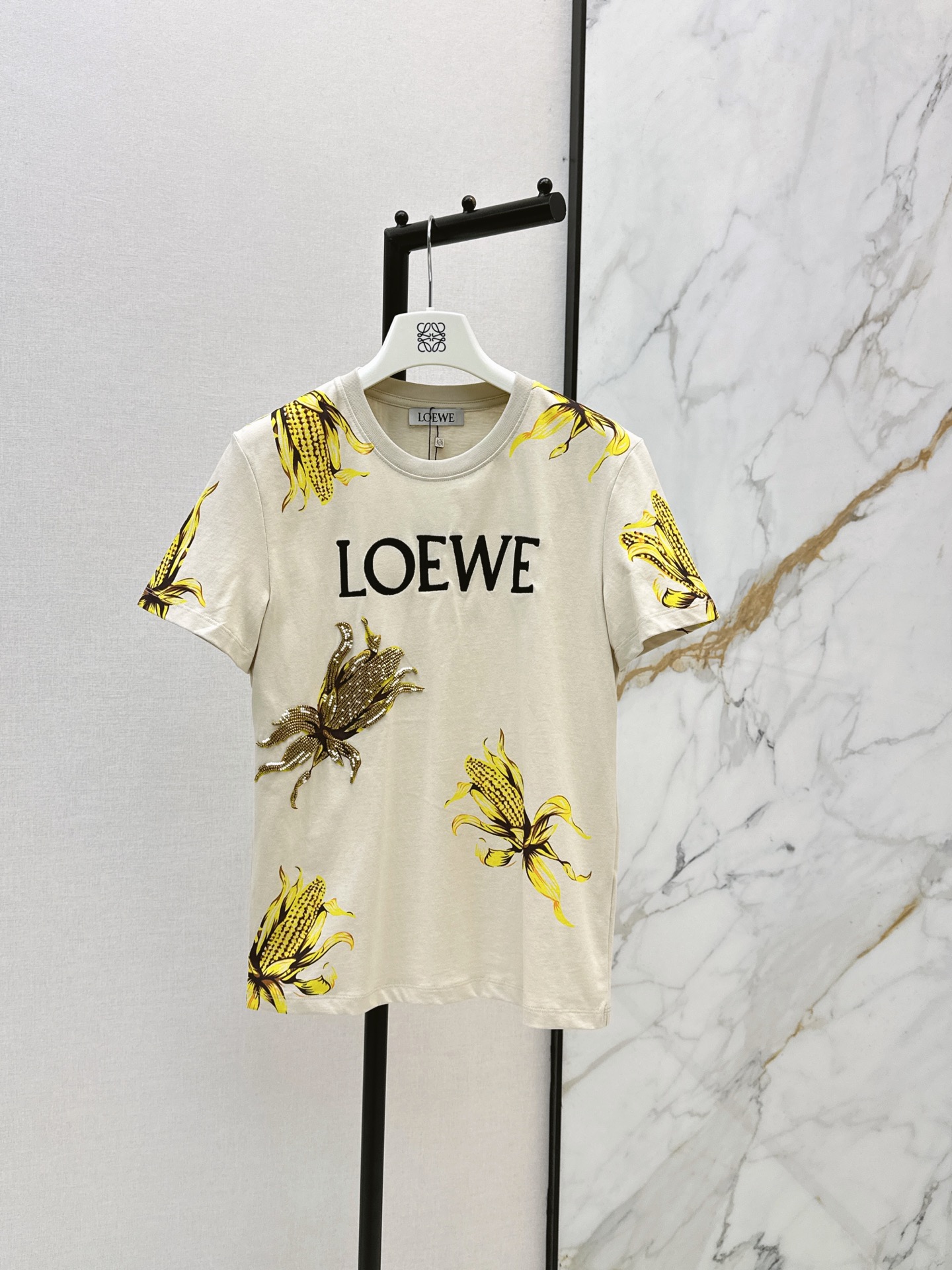 NO:872781,Loe 26Ss————The latest digitally printed heavy beading T-shirt in spring and summer. The density is very high. It feels super good. It is a really hard-working one. The details are perfect. The regular version. The upper body is not picky at all. It is simple and generous. The same color is available for sale in sml, loewe, tees, t-shirt,19860909Loe 26Ss————春夏最新款数码印花重工钉珠 T恤密度很高 手感超好 真的费劲心血的一款 细节完美 常规版型 上身完全不挑人简单大方 一色现货发售sml,,loewe,tees，t-shirt,,Women's clothing