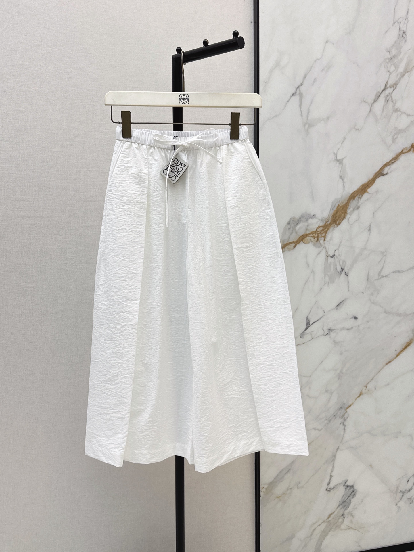 NO:872789,Loe 26Ss————The latest spring and summer casual pants with logo patch pockets and embroidery, classic elastic waist, pleated loose straight fit, not attractive, super slim upper body, romantic holiday style, must-have artifact for white and rich beauty, recommended to match, three colors available for sale sml,, loewe,19860909Loe 26Ss————春夏最新款徽标贴袋刺绣休闲裤经典松紧腰 压褶宽松直筒版型不挑人 上身超显瘦 浪漫度假风 白富美必入神器 推荐一套搭配 三色现货发售sml,,loewe,,Women's clothing