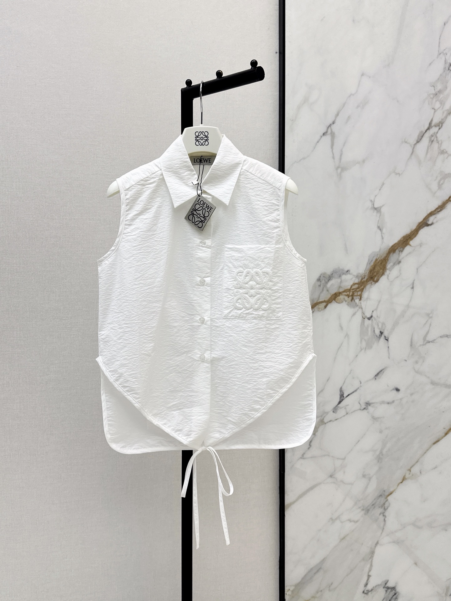 NO:872797,Loe 26Ss————The latest spring and summer logo embroidered sleeveless shirt with irregular strappy hem design and an H-shaped silhouette that’s not too picky!  The upper body is super slim. Romantic urban vacation style. A must-have for Bai Fumei. Light and pure cotton fabric. Recommended to match. Three colors available for sale. sml, loewe, shirts,19860909Loe 26Ss————春夏最新款徽标刺绣无袖衬衫不规则系带下摆设计 H版型不挑人！上身超显瘦 浪漫都市度假风 白富美必入神器 轻薄纯棉面料 推荐一套搭配 三色现货发售sml,,loewe,shirts,,Women's clothing