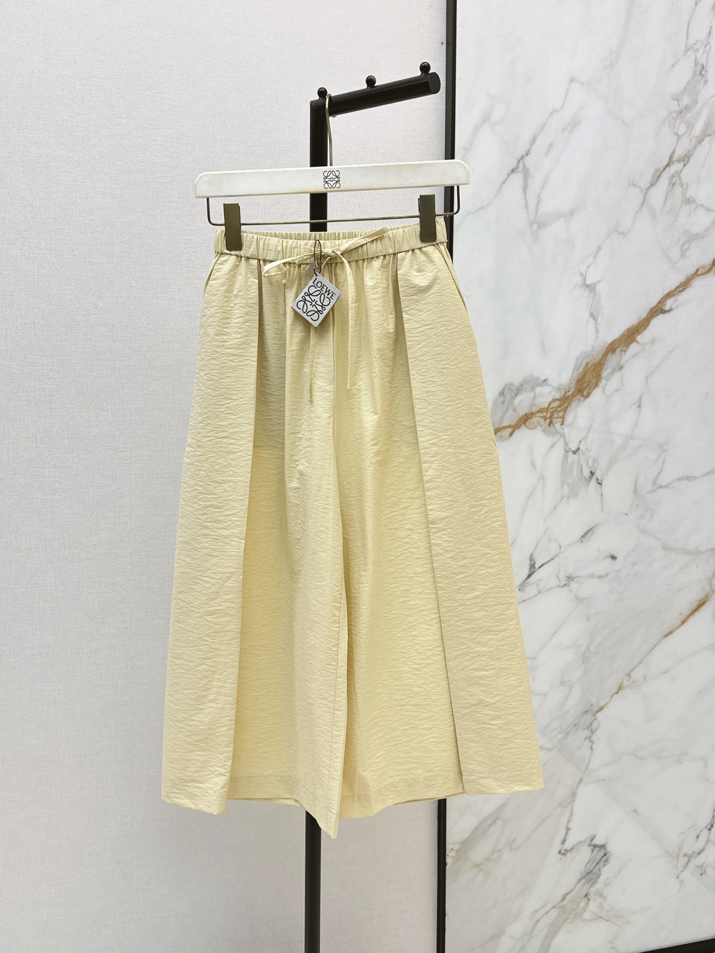 NO:872806,Loe 26Ss————The latest spring and summer casual pants with logo patch pockets and embroidery, classic elastic waist, pleated loose straight fit, not attractive, super slim upper body, romantic holiday style, must-have artifact for white and rich beauty, recommended to match, three colors available for sale sml,, loewe,19860909Loe 26Ss————春夏最新款徽标贴袋刺绣休闲裤经典松紧腰 压褶宽松直筒版型不挑人 上身超显瘦 浪漫度假风 白富美必入神器 推荐一套搭配 三色现货发售sml,,loewe,,Women's clothing