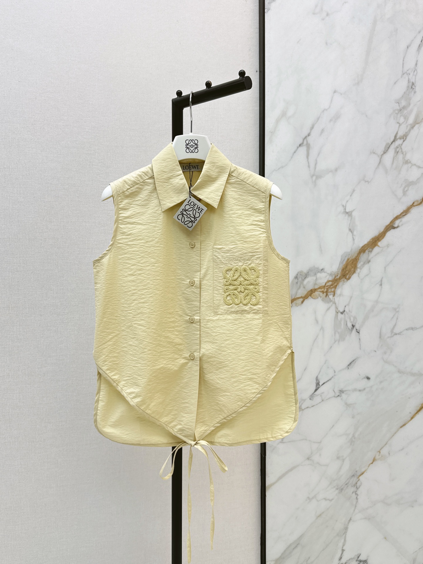 NO:872814,Loe 26Ss————The latest spring and summer logo embroidered sleeveless shirt with irregular strappy hem design and an H-shaped silhouette that’s not too picky!  The upper body is super slim. Romantic urban vacation style. A must-have for Bai Fumei. Light and pure cotton fabric. Recommended to match. Three colors available for sale. sml, loewe, shirts,19860909Loe 26Ss————春夏最新款徽标刺绣无袖衬衫不规则系带下摆设计 H版型不挑人！上身超显瘦 浪漫都市度假风 白富美必入神器 轻薄纯棉面料 推荐一套搭配 三色现货发售sml,,loewe,shirts,,Women's clothing