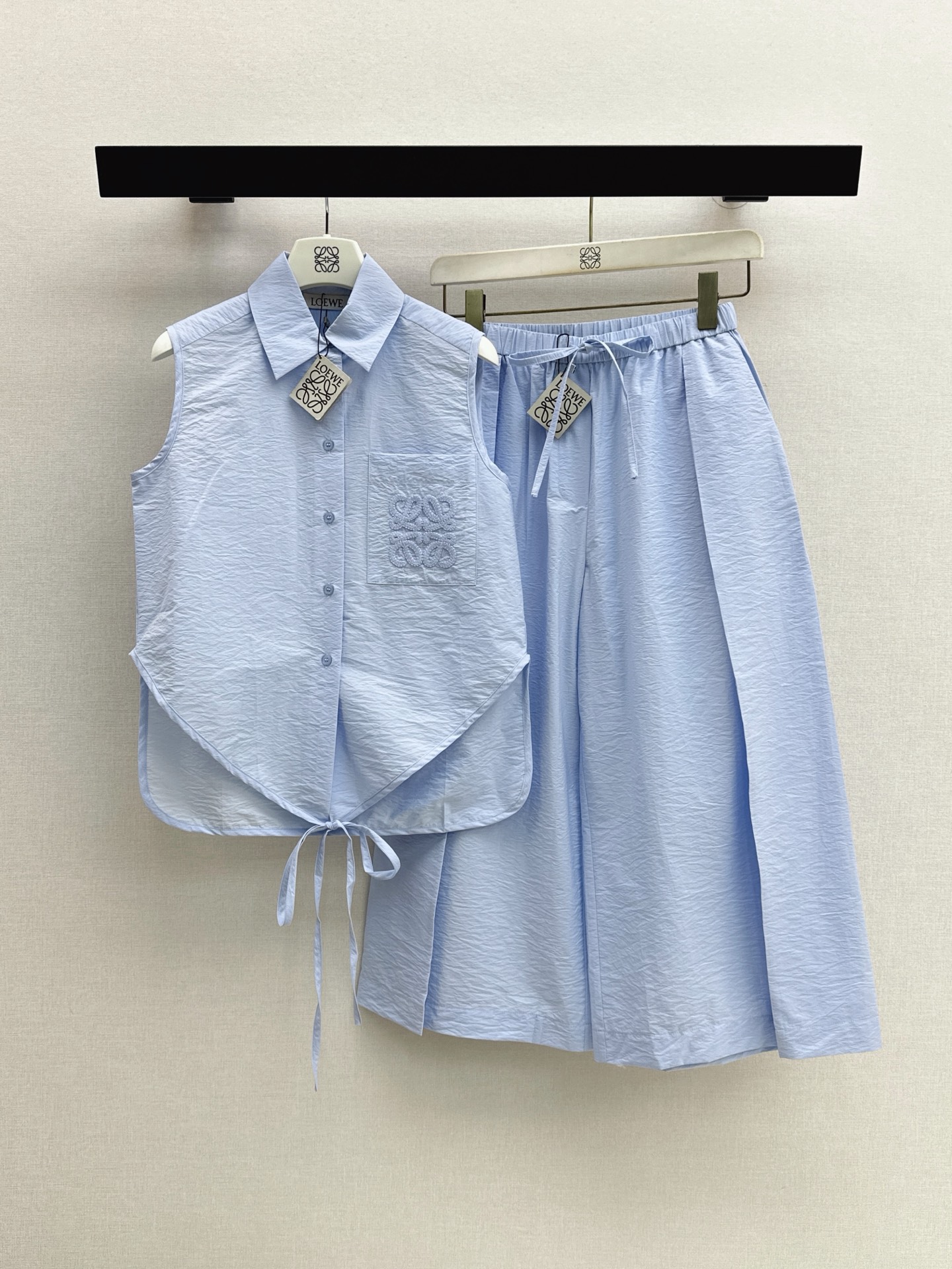 NO:872837,Loe 26Ss————The latest spring and summer logo embroidered sleeveless shirt with irregular strappy hem design and an H-shaped silhouette that’s not too picky!  The upper body is super slim. Romantic urban vacation style. A must-have for Bai Fumei. Light and pure cotton fabric. Recommended to match. Three colors available for sale. sml, loewe, shirts,19860909Loe 26Ss————春夏最新款徽标刺绣无袖衬衫不规则系带下摆设计 H版型不挑人！上身超显瘦 浪漫都市度假风 白富美必入神器 轻薄纯棉面料 推荐一套搭配 三色现货发售sml,,loewe,shirts,,Women's clothing