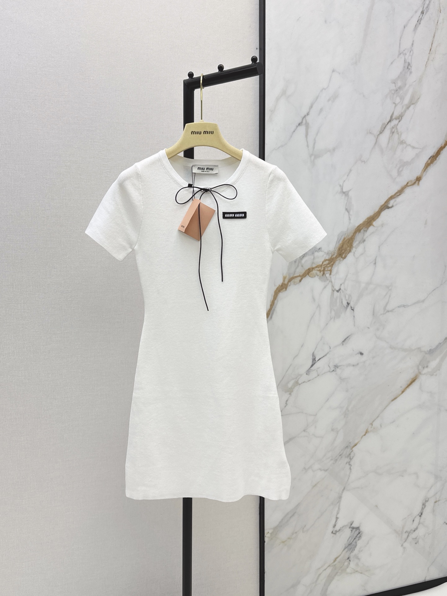 NO:872907,Miu 26Ss - the latest spring and summer dress with contrasting color leather strap design. It feels soft and breathable. It is skin-friendly and crisp. Slim-fitting short design to outline the body curve. Collar tie + small label on the chest. It is full of retro college style. It can be easily worn in daily or retro style. It is easy to get the sweet and cool college style. Three colors are available for sale sml,, miumiu, skirts,19860909Miu 26Ss———春夏最新款撞色皮系带设设计连衣裙触感软糯透气 亲肤又挺括 修身短款设计 勾勒身材曲线 领口系带+胸前小标牌 复古学院风满满 日常或复古风都能轻松驾驭 甜酷学院风轻松get 三色现货发售sml,,miumiu,skirts,,Women's clothing