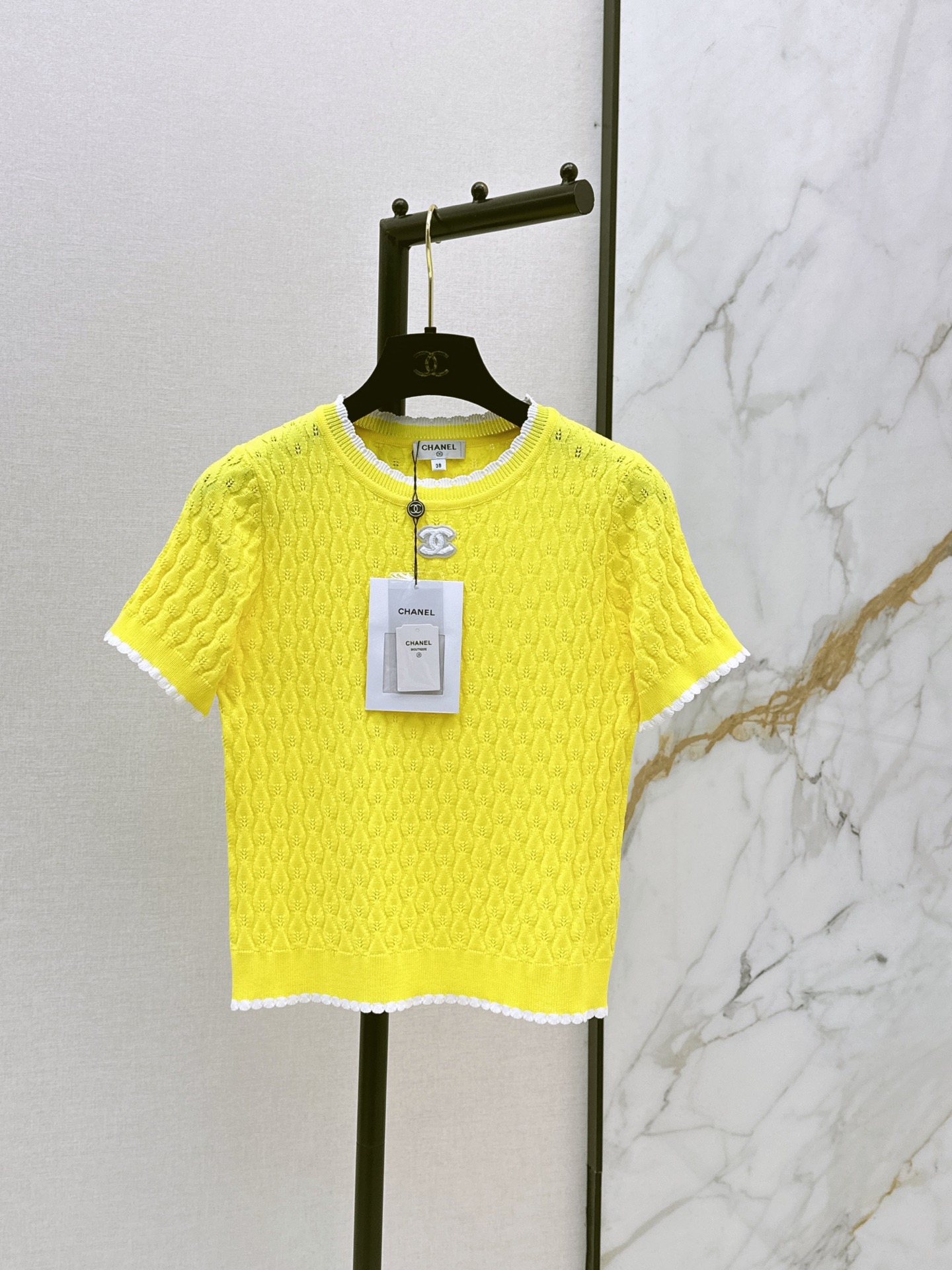 NO:872918,C Home 26Ss————The latest logo-decorated knitted short-sleeve style for spring and summer is simple and classic. It is very recognizable. The knitted fabric has good elasticity and is close-fitting and comfortable. It is OK to wear alone or as an inner layer in spring and summer. Available in three colors, sml, chanel, T-shirt,19860909C家 26Ss————春夏最新款logo装饰针织短袖简约又经典 超有辨识度 针织面料弹性好 贴身舒适 春夏单穿或内搭都很OK 三色现货发售sml,,chanel,T-shirt,,Women's clothing