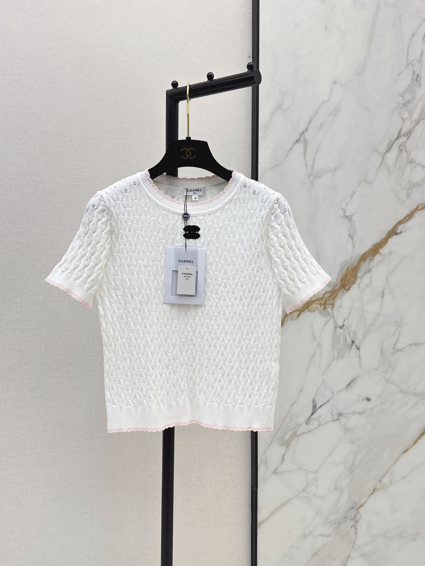 NO:872816,C Home 26Ss————The latest logo-decorated knitted short-sleeve style for spring and summer is simple and classic. It is very recognizable. The knitted fabric has good elasticity and is close-fitting and comfortable. It is OK to wear alone or as an inner layer in spring and summer. Available in three colors, sml, chanel, T-shirt,19860909C家 26Ss————春夏最新款logo装饰针织短袖简约又经典 超有辨识度 针织面料弹性好 贴身舒适 春夏单穿或内搭都很OK 三色现货发售sml,,chanel,T-shirt,,Women's clothing