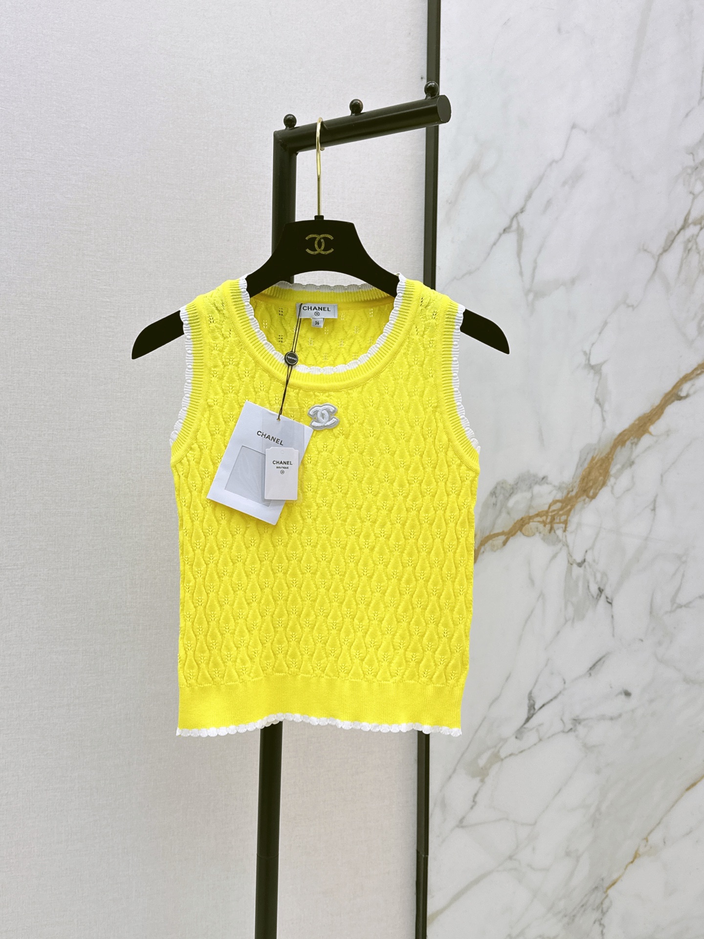 NO:872719,C Home 26Ss————The latest logo-decorated knitted vest for spring and summer is simple and classic. It is very recognizable. The knitted fabric has good elasticity and is close-fitting and comfortable. It is OK to wear alone or layered in spring and summer. Three colors are available for sale sml,,chanel,19860909C家 26Ss————春夏最新款logo装饰针织背心简约又经典 超有辨识度 针织面料弹性好 贴身舒适 春夏单穿或内搭都很OK 三色现货发售sml,,chanel,,Women's clothing