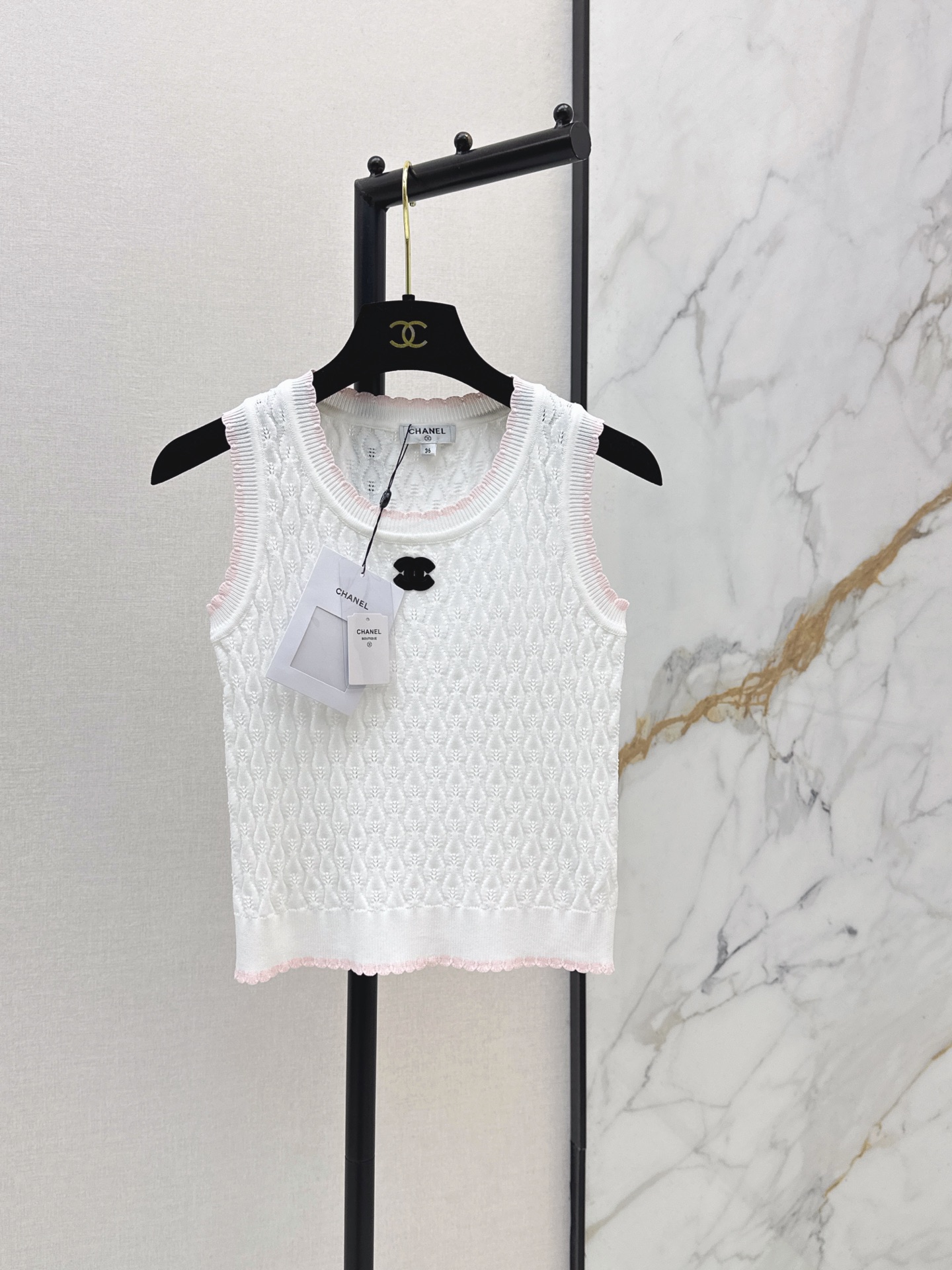 NO:872707,C Home 26Ss————The latest logo-decorated knitted vest for spring and summer is simple and classic. It is very recognizable. The knitted fabric has good elasticity and is close-fitting and comfortable. It is OK to wear alone or layered in spring and summer. Three colors are available for sale sml,,chanel,19860909C家 26Ss————春夏最新款logo装饰针织背心简约又经典 超有辨识度 针织面料弹性好 贴身舒适 春夏单穿或内搭都很OK 三色现货发售sml,,chanel,,Women's clothing