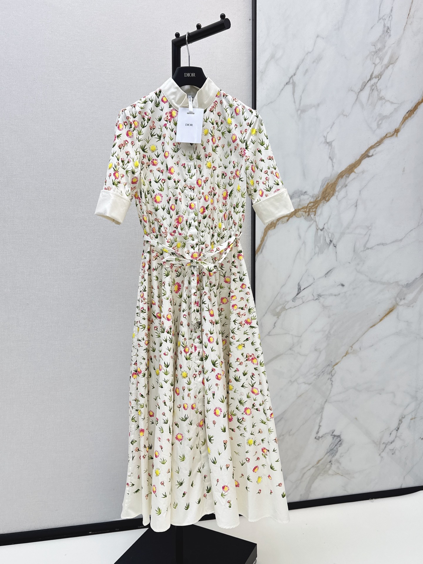 NO:872697,CD 26Ss————The latest spring and summer classic shirt-style stand-up collar printed dress. Made of white cotton poplin material, crisp and breathable. Stand-up collar + three-quarter sleeves + waist tie design. Paired with a large flared skirt. It has both neatness and femininity. The same fabric tie at the waist can freely adjust the waistline. It is paired with fresh pink and yellow floral flowers to bring a French pastoral atmosphere. It is gentle and reduces age. One color ready for sale smlxl,,skirts,shirts,19860909CD 26Ss————春夏最新款经典衬衫式立领印花连衣裙 采用白色棉府绸材质挺括透气 立领+五分袖+收腰系带设计 搭配大摆喇叭裙型 兼具利落感与女性柔美 腰间同面料系带可自由调节腰线 搭配清新的粉黄小碎花自带法式田园氛围感 温柔又减龄 一色现货发售smlxl,,skirts,shirts,,Women's clothing