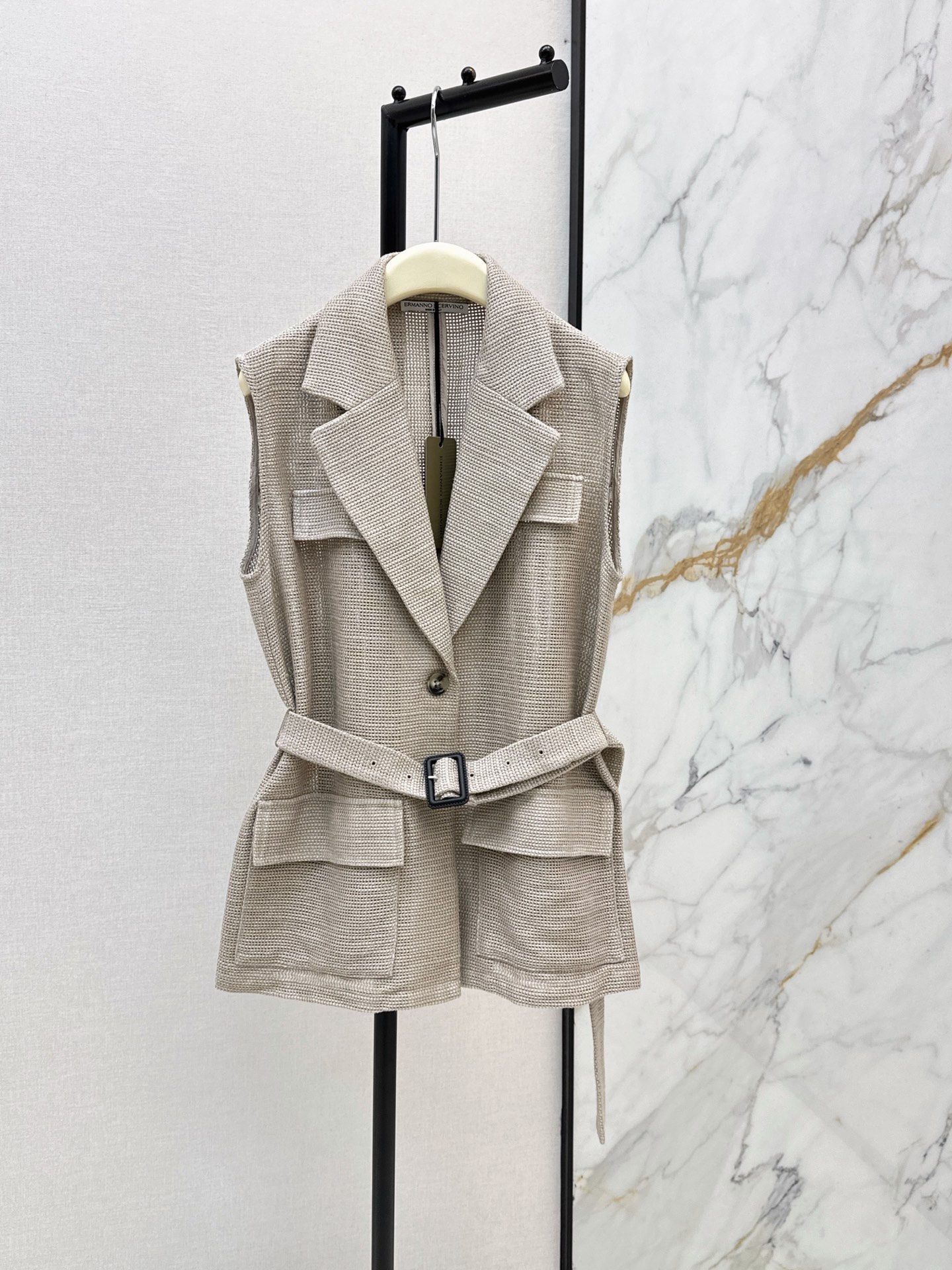 NO:872679,Es 26Ss————The latest double-pocket linen vest jacket for spring and summer. Relaxed and old-money style. Customized hollow linen fabric. The color system is also very high-end. The sense of sophistication is online. A whole high-end Look. It can be layered with any base shirt or can be worn with a shirt. It is full of tone. It can be elegant, age-reducing and fashionable. Super gentle and temperament. One color ready for sale sml,, jackets & coats, shirts,19860909Es 26Ss————春夏最新款双口袋亚麻马甲外套松弛感老钱风穿搭 定制镂空亚麻面料 色系也很高级 精致感在线 一整个高级Look 任何叠穿打底衫或者可以和衬衫 满满的腔调感 可优雅可减龄时髦 超温柔有气质 一色现货发售sml,,jackets & coats,shirts,,Women's clothing